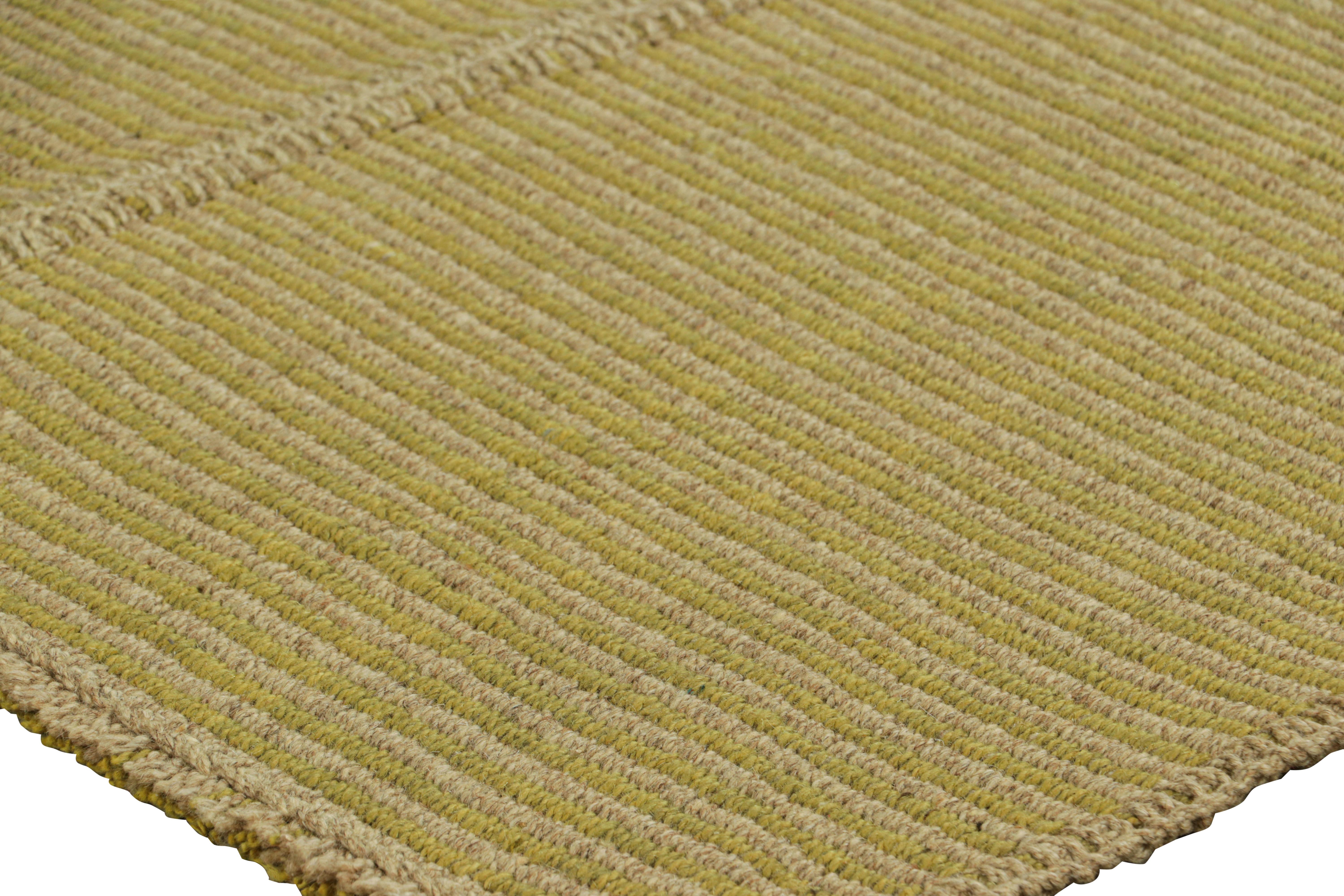 Kilim contemporáneo de Rug & Kilim con rayas texturadas en beige y chartreuse en Nuevo estado para la venta en Long Island City, NY