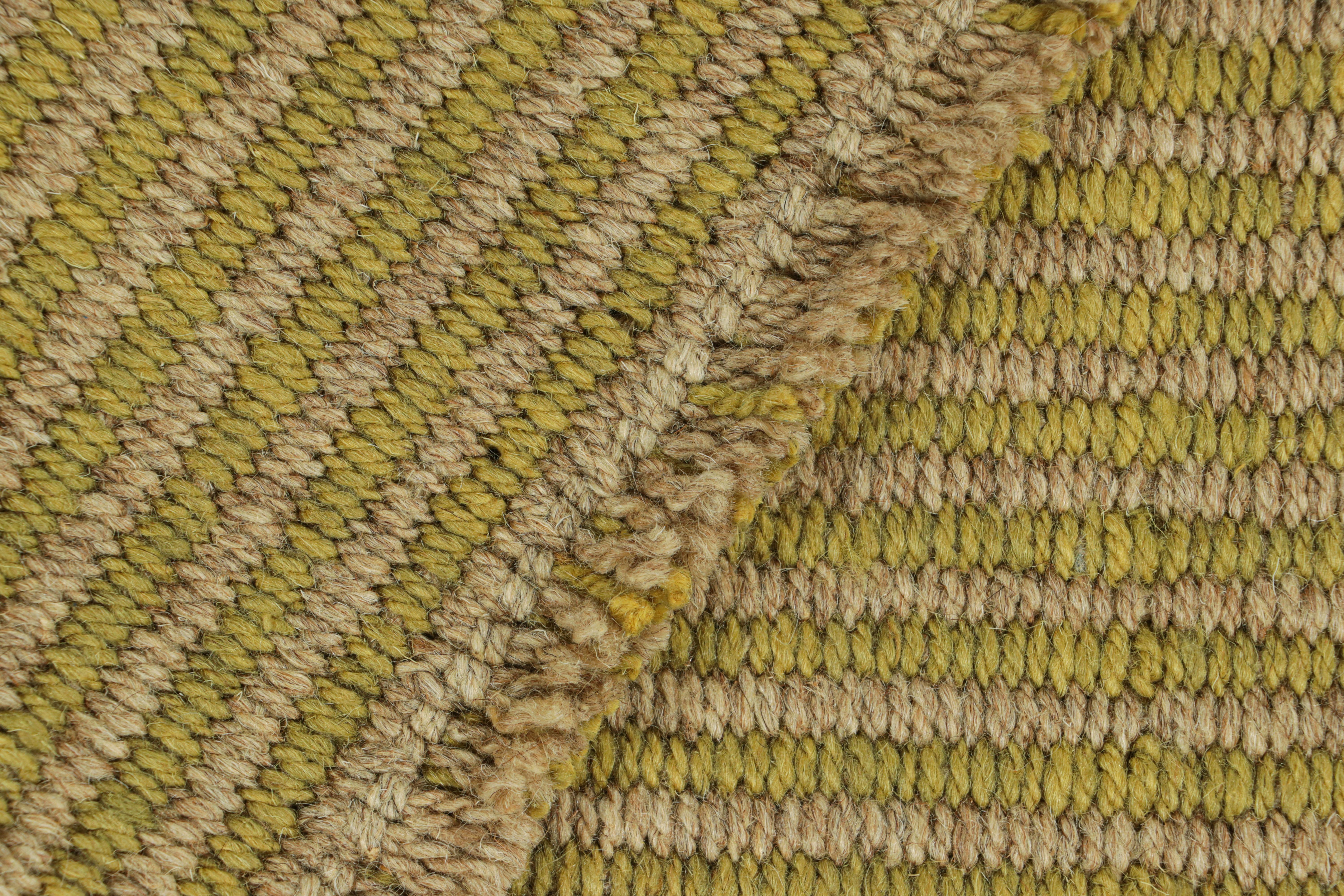 Kilim contemporáneo de Rug & Kilim con rayas texturadas en beige y chartreuse Siglo XXI y contemporáneo en venta