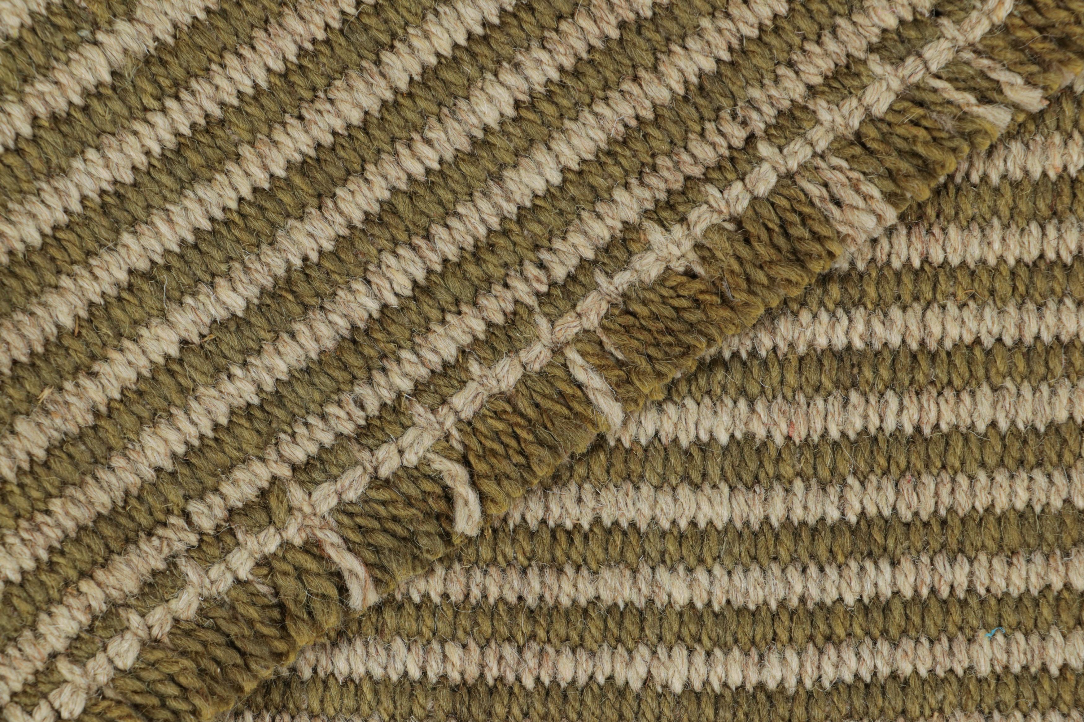 Rug & Kilim's Contemporary Kilim mit strukturierten Streifen in Beige und Chartreuse (21. Jahrhundert und zeitgenössisch) im Angebot