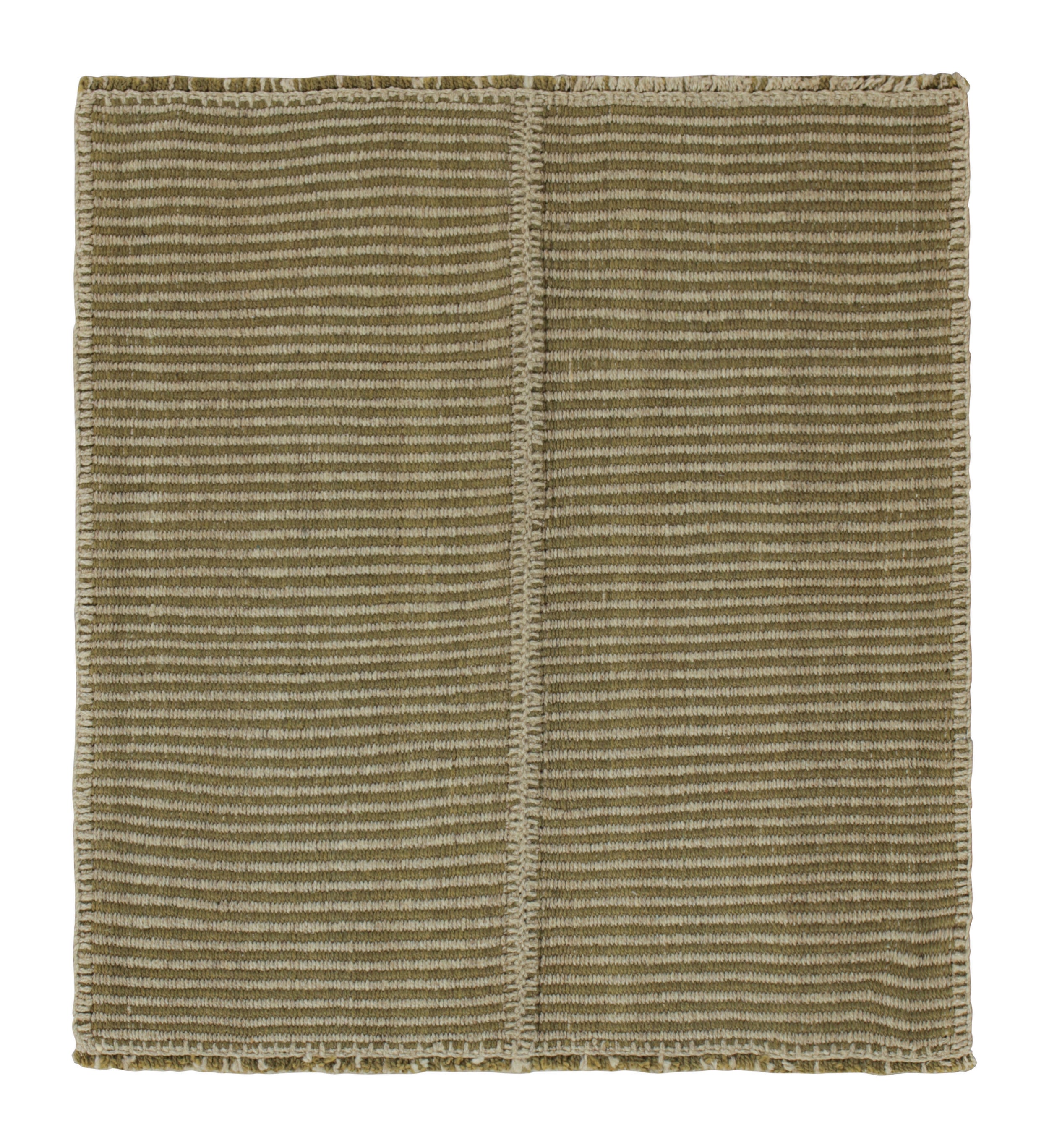 Rug & Kilim è un kilim contemporaneo a strisce beige e chartreuse