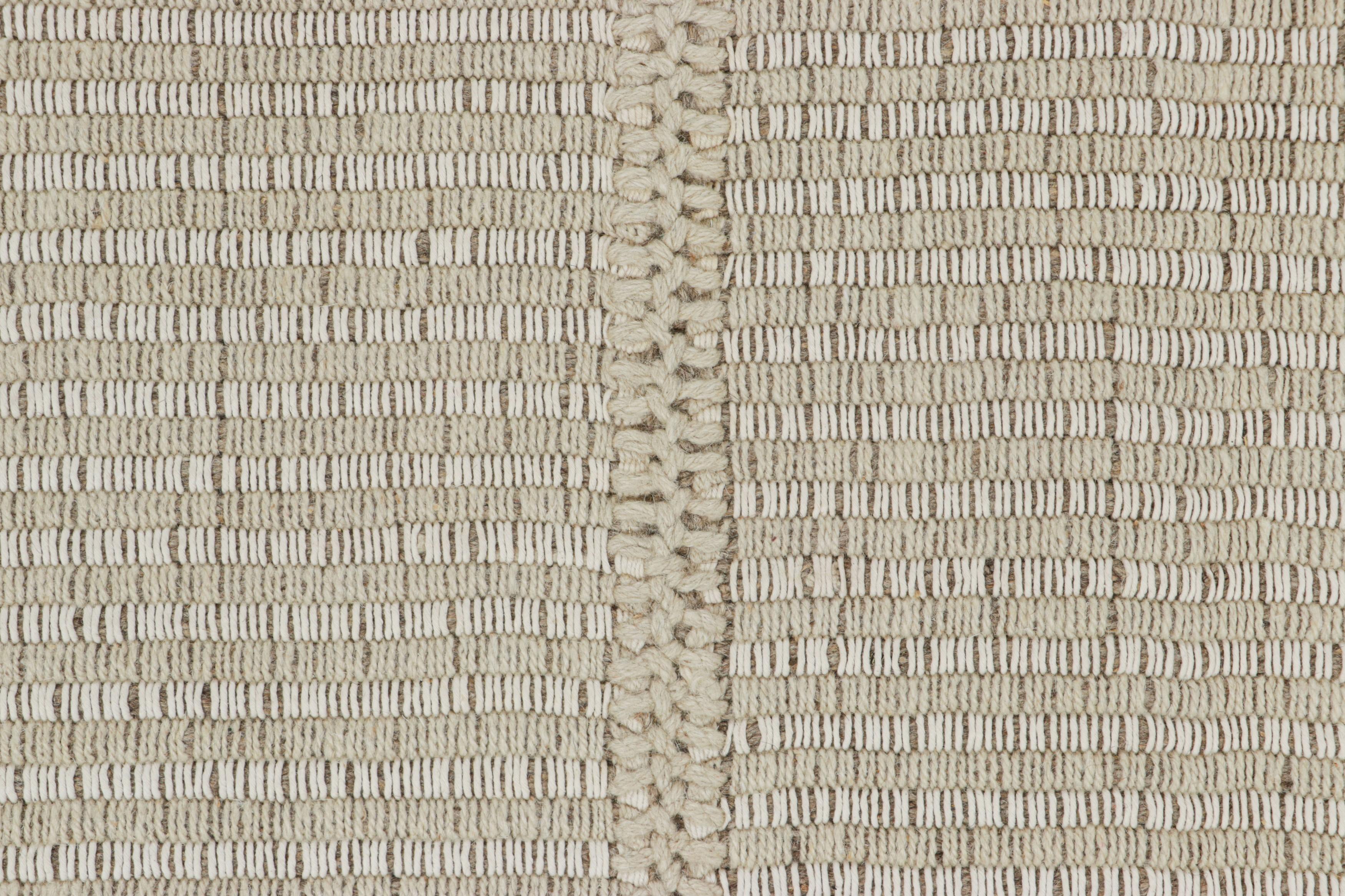 Rug & Kilim's Contemporary Kilim mit strukturierten Streifen in Beige und Creme (Kelim) im Angebot