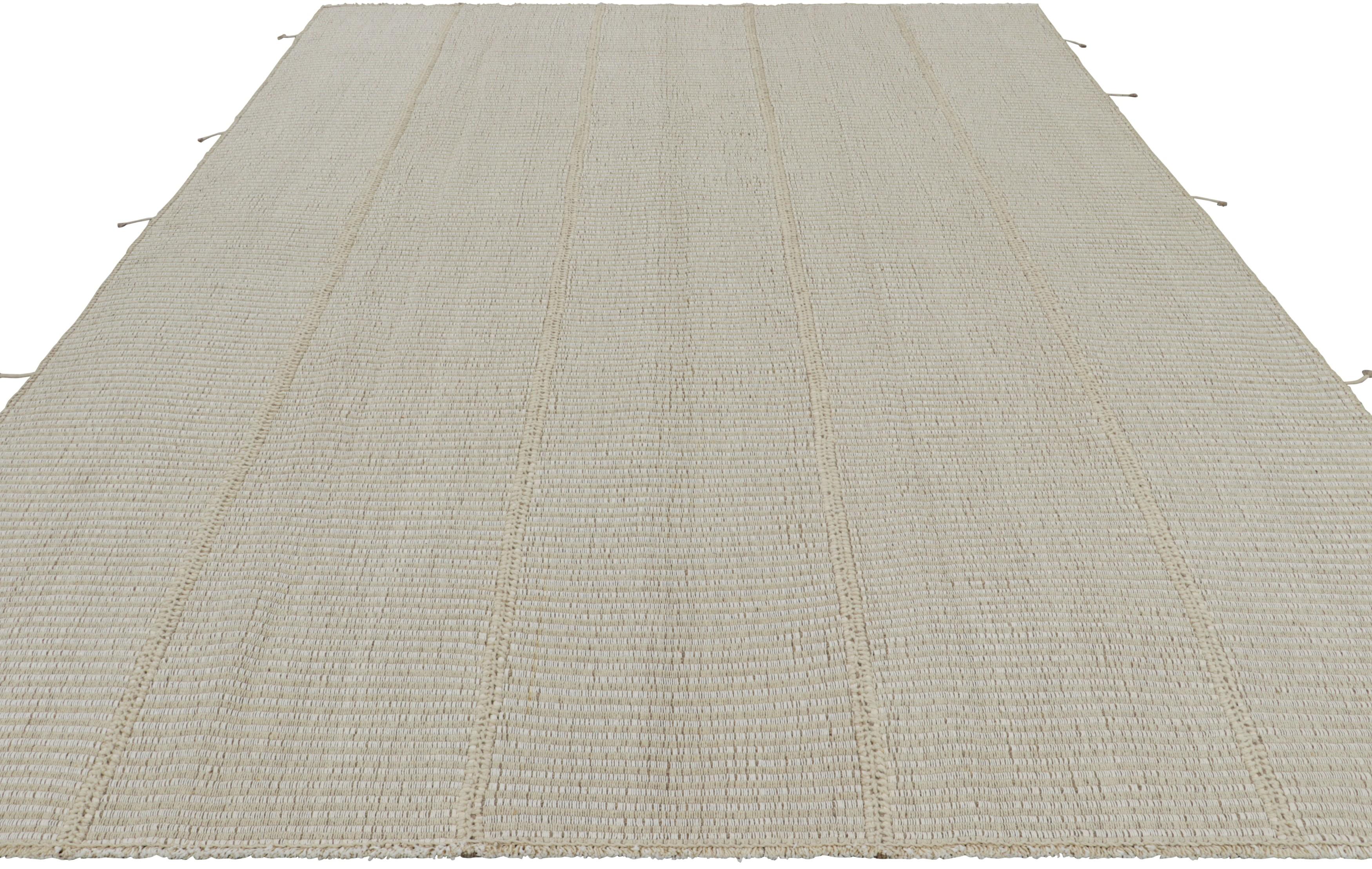Rug & Kilim's Contemporary Kilim mit strukturierten Streifen in Beige und Creme (Handgewebt) im Angebot
