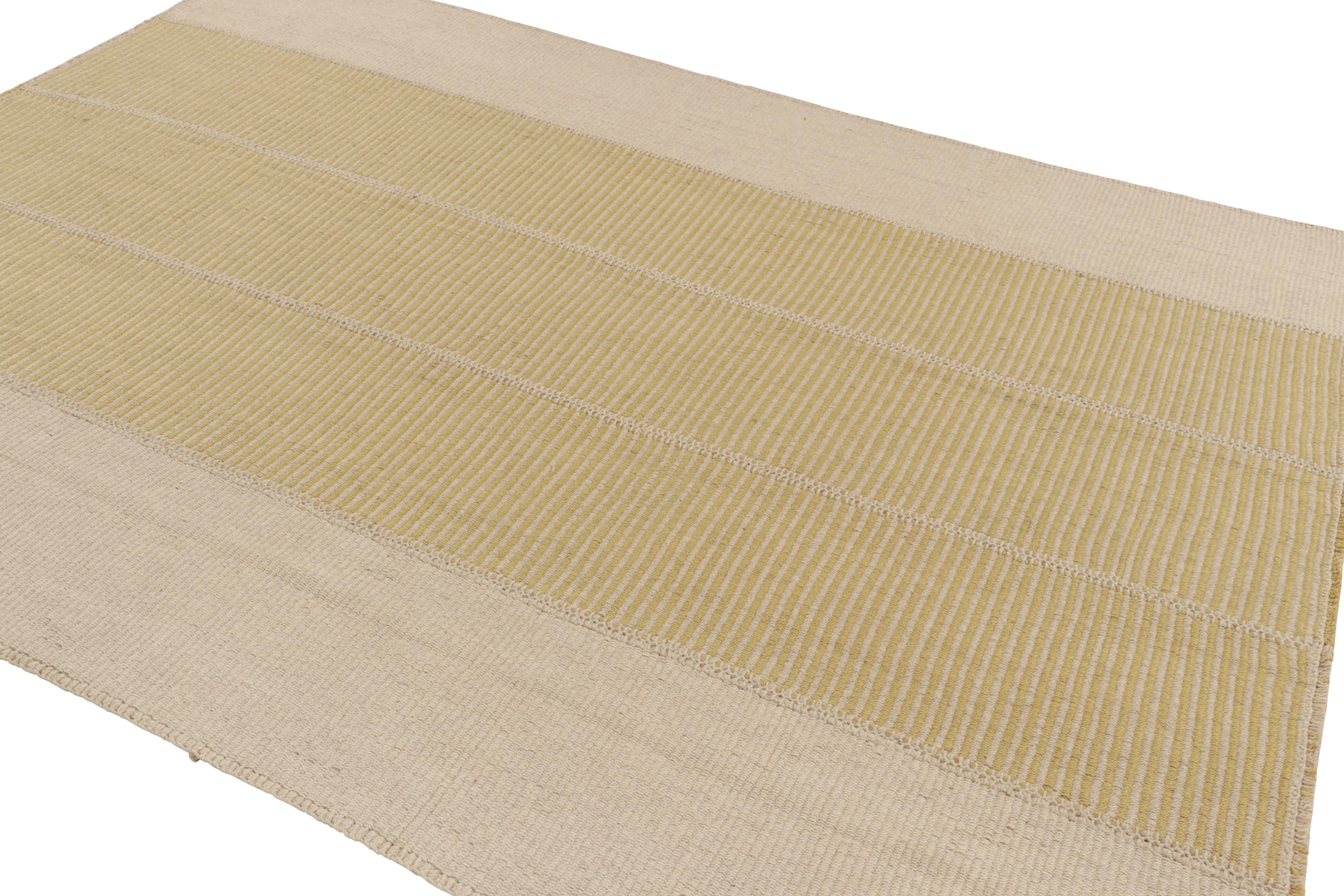 Afghano Rug & Kilim è un kilim contemporaneo a strisce beige e oro. in vendita