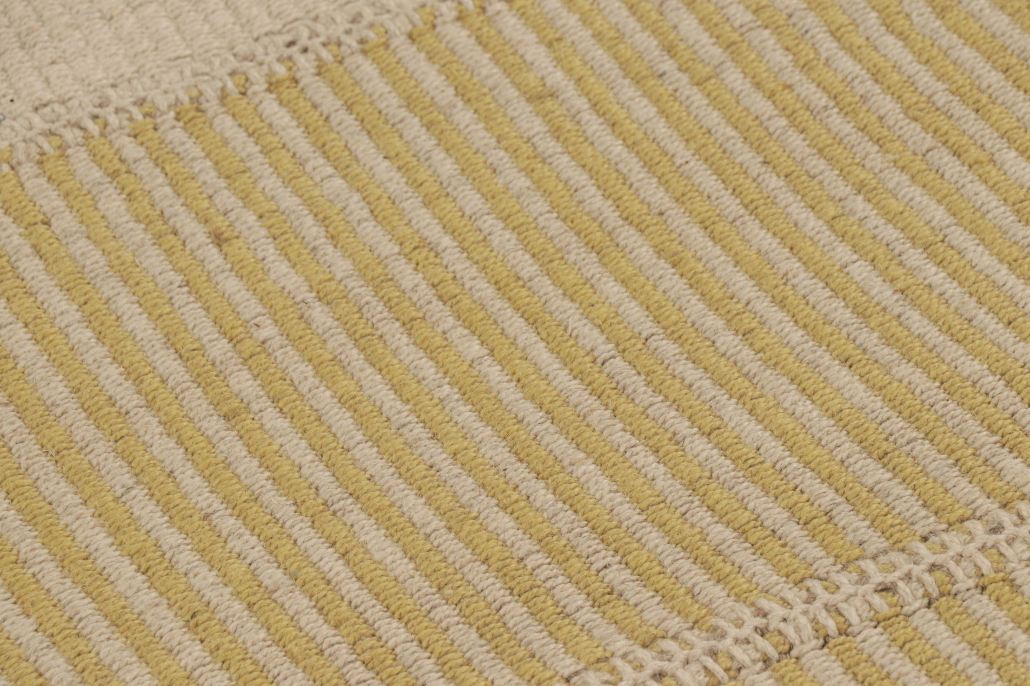 Tessuto a mano Rug & Kilim è un kilim contemporaneo a strisce beige e oro. in vendita