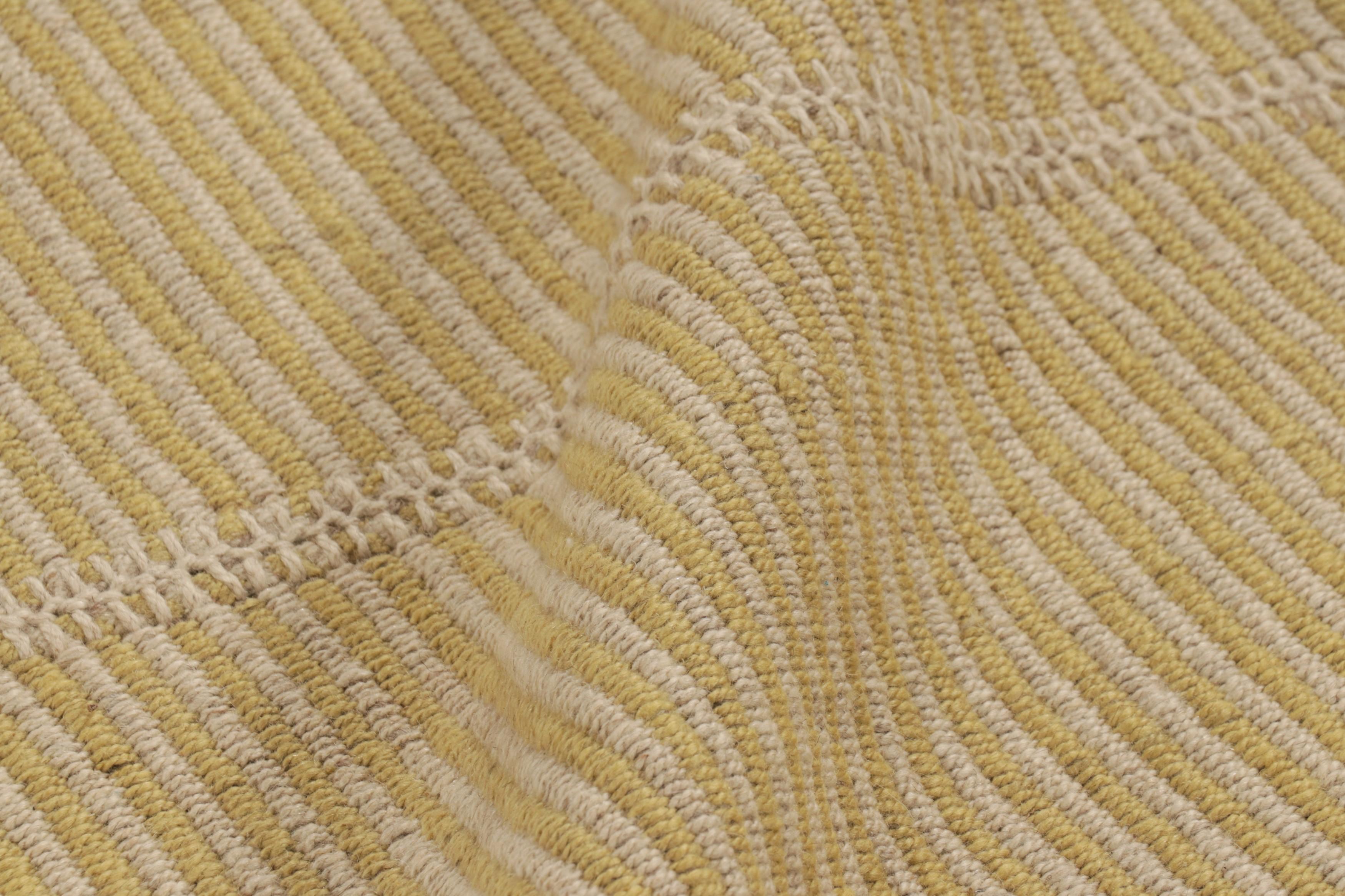 Rug & Kilim è un kilim contemporaneo a strisce beige e oro. In condizioni Nuovo in vendita a Long Island City, NY