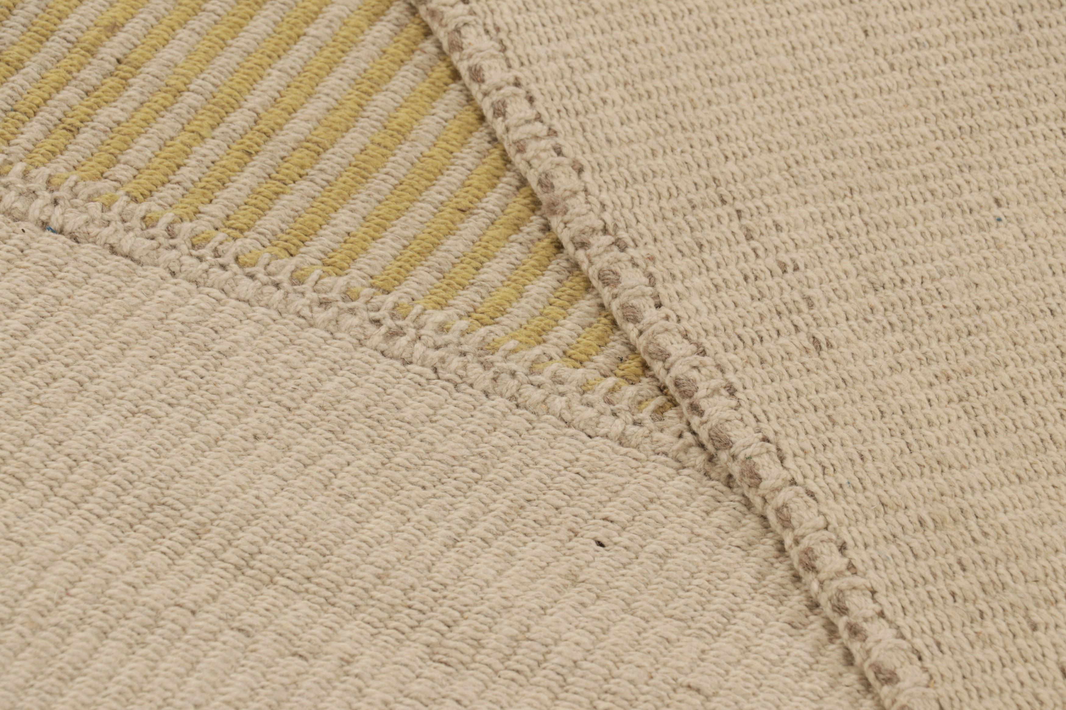 XXI secolo e contemporaneo Rug & Kilim è un kilim contemporaneo a strisce beige e oro. in vendita