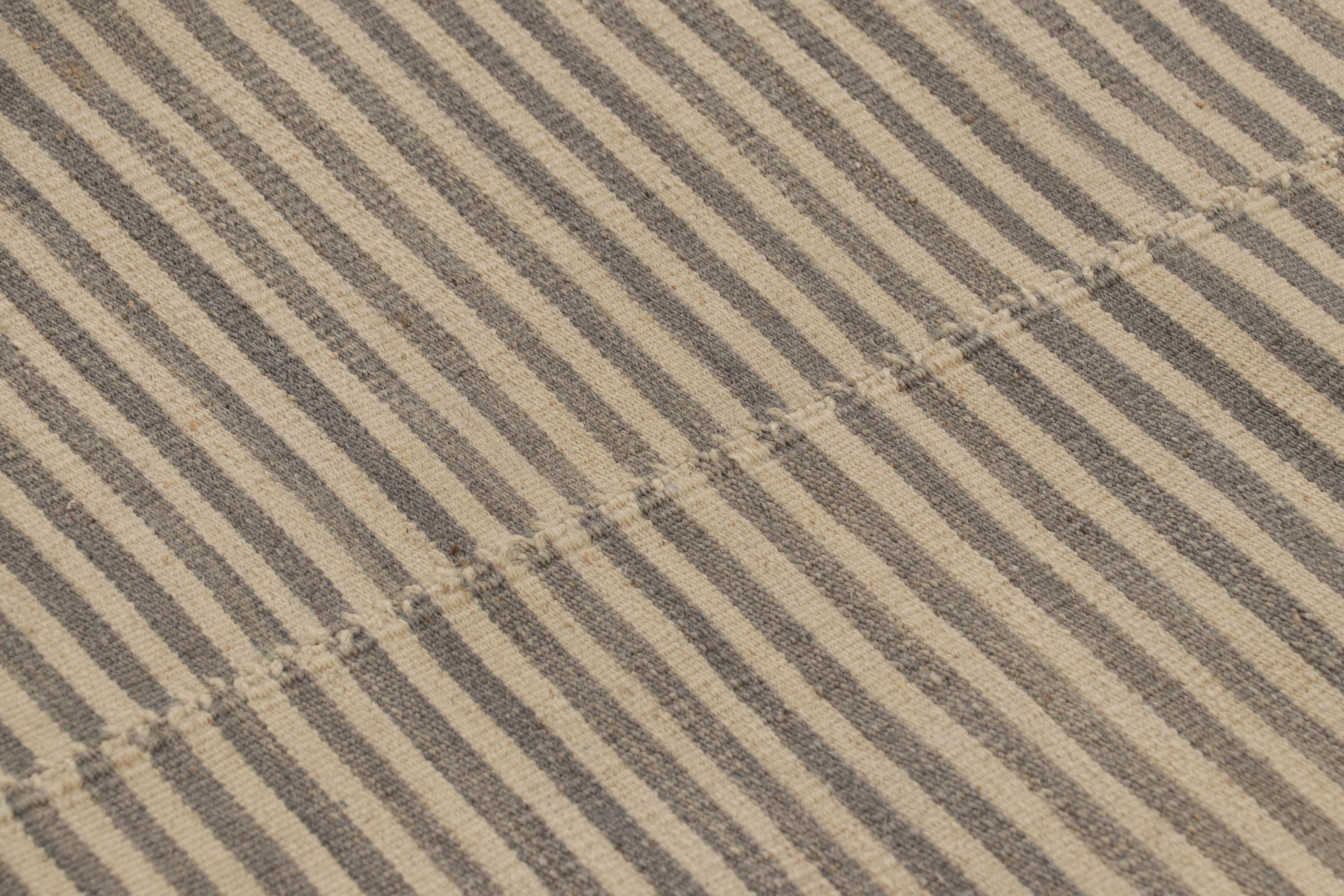 Dieser handgewebte 5 x 7 große zeitgenössische Kilim stammt aus einer aufregenden neuen Flachgewebe-Kollektion von Rug & Kilim, die nach Maß gefertigt wird.

Über das Design:


