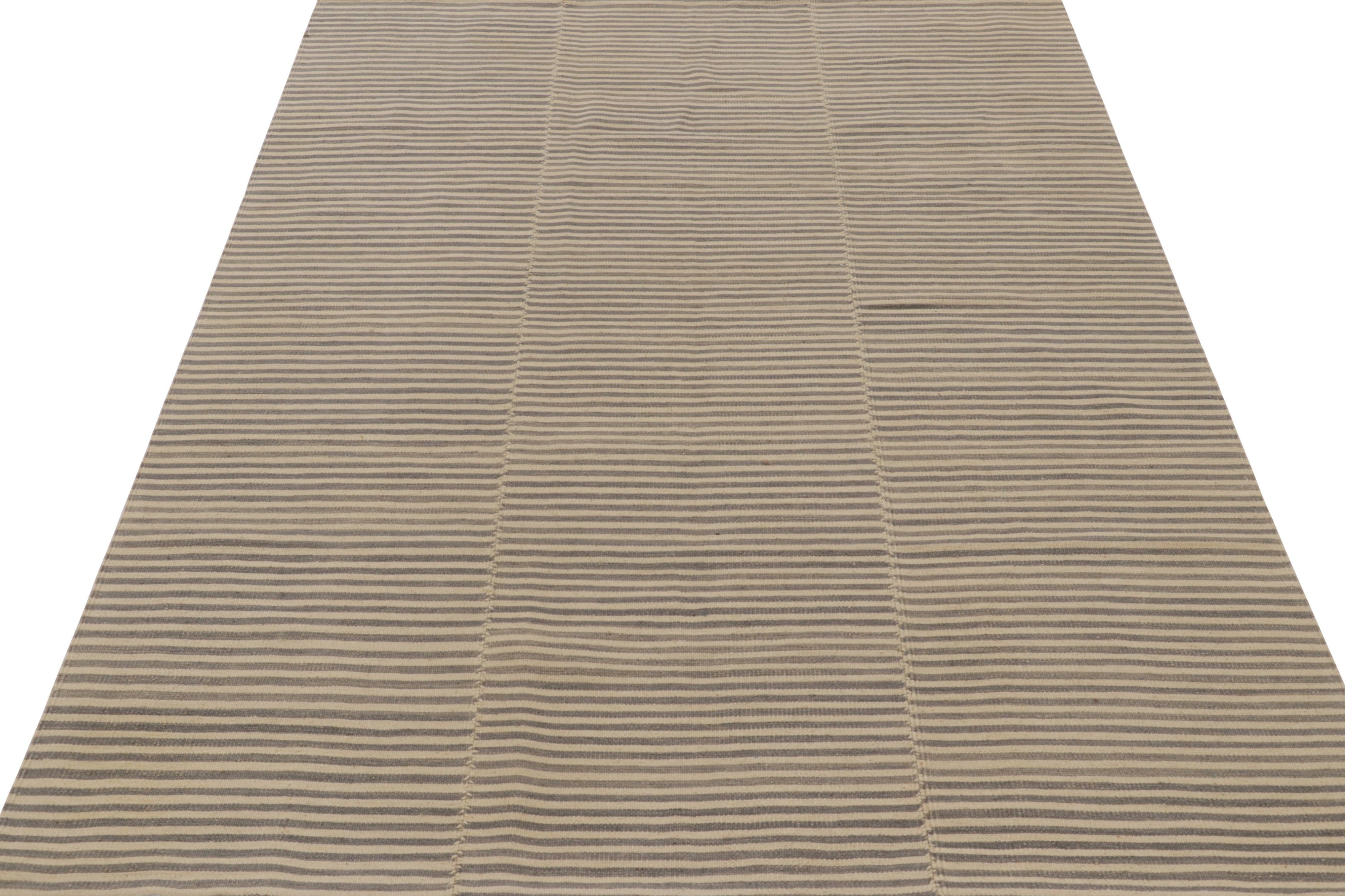 Rug & Kilim's Contemporary Kilim mit strukturierten beigen und grauen Streifen (Afghanisch) im Angebot