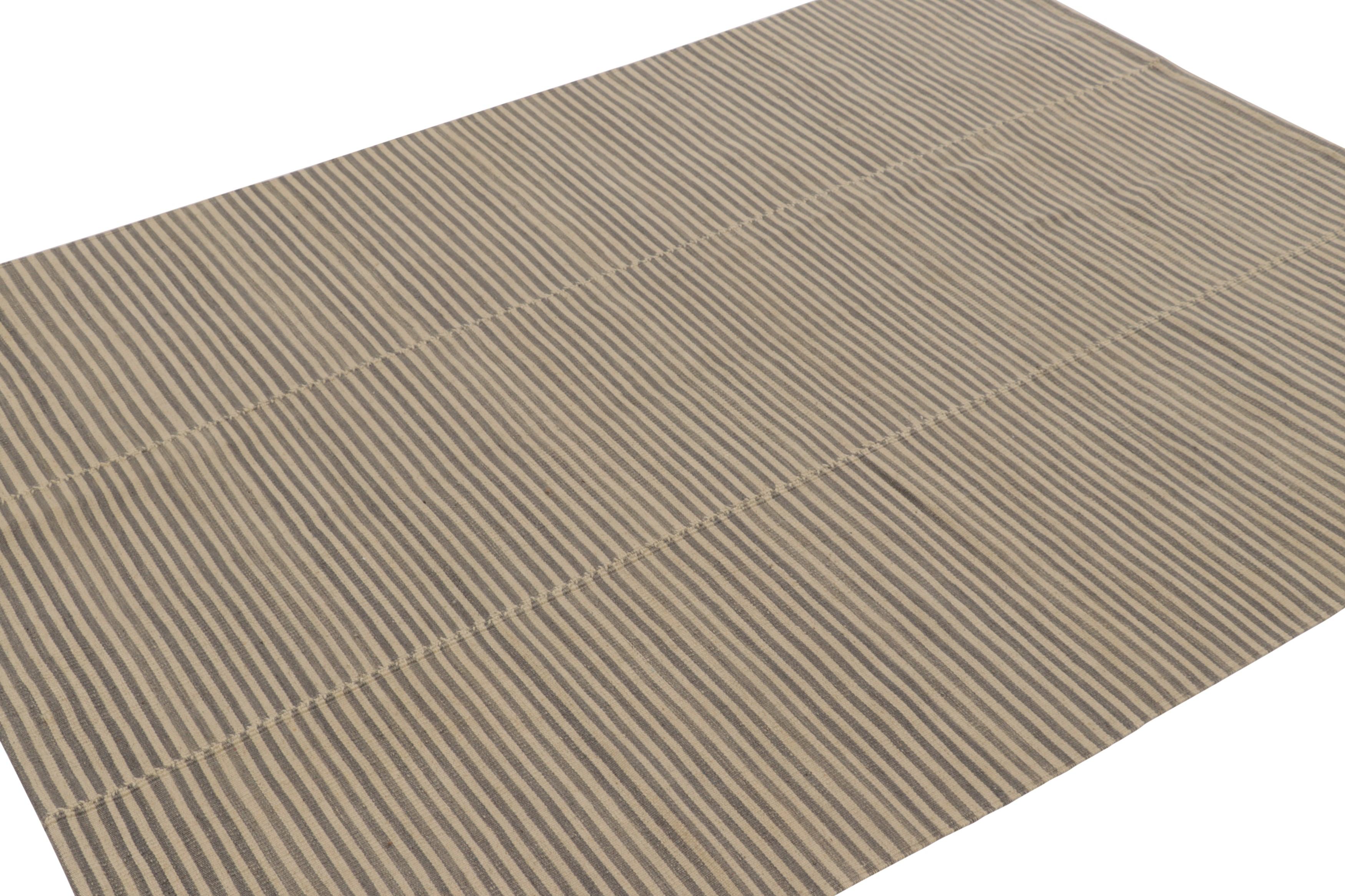 Tessuto a mano Rug & Kilim è un kilim contemporaneo a strisce beige e grigie. in vendita