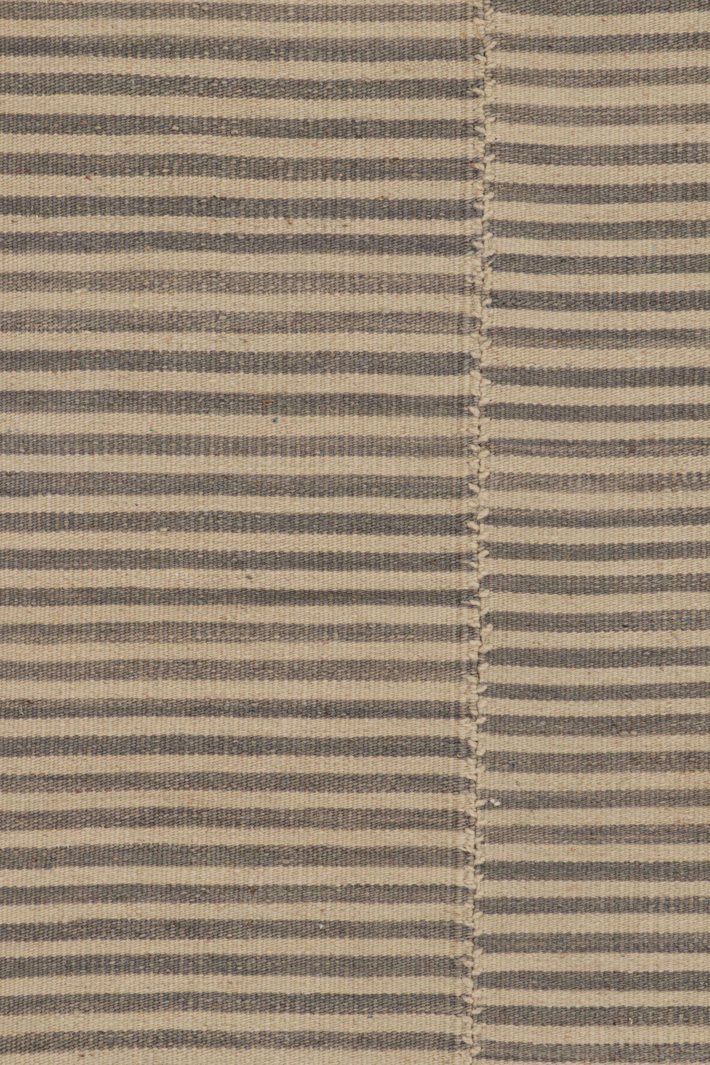 Rug & Kilim's Contemporary Kilim mit strukturierten beigen und grauen Streifen im Zustand „Neu“ im Angebot in Long Island City, NY