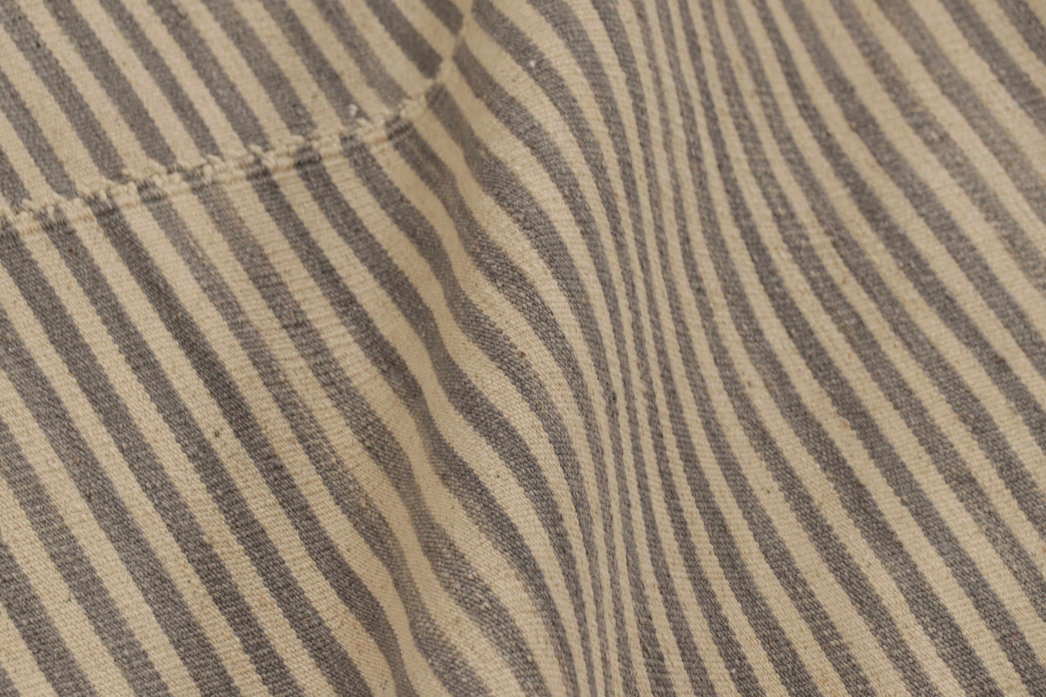 Rug & Kilim's Contemporary Kilim mit strukturierten beigen und grauen Streifen (21. Jahrhundert und zeitgenössisch) im Angebot
