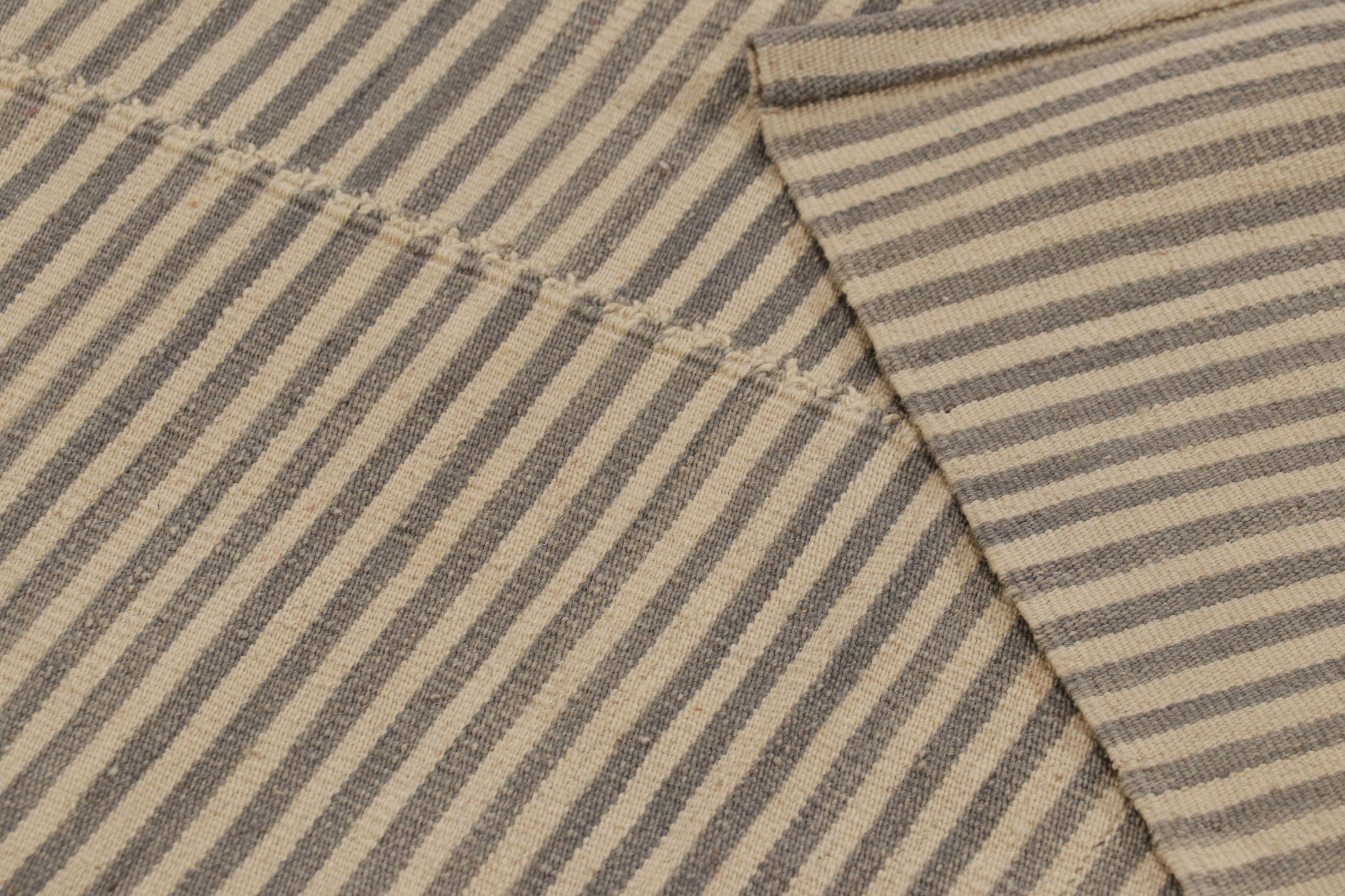 Rug & Kilim's Contemporary Kilim mit strukturierten beigen und grauen Streifen (Wolle) im Angebot