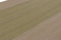 Rug & Kilim's Contemporary Kilim mit strukturierten beigefarbenen und grünen Streifen