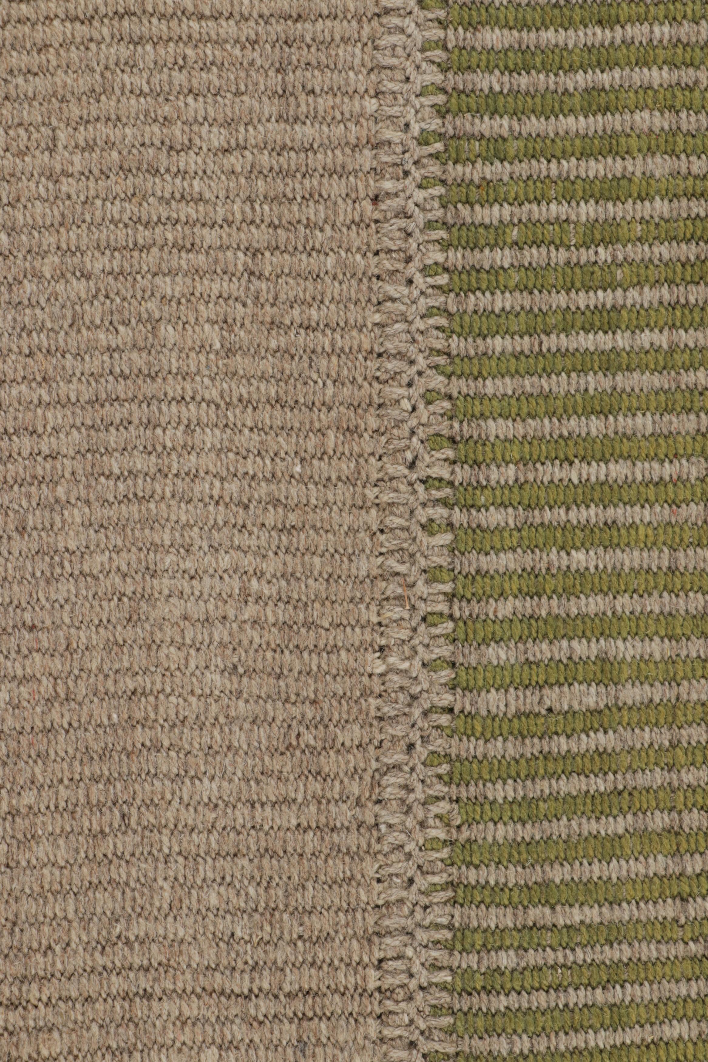 Kilim contemporáneo de Rug & Kilim con rayas beige y verdes texturadas Escandinavo moderno en venta