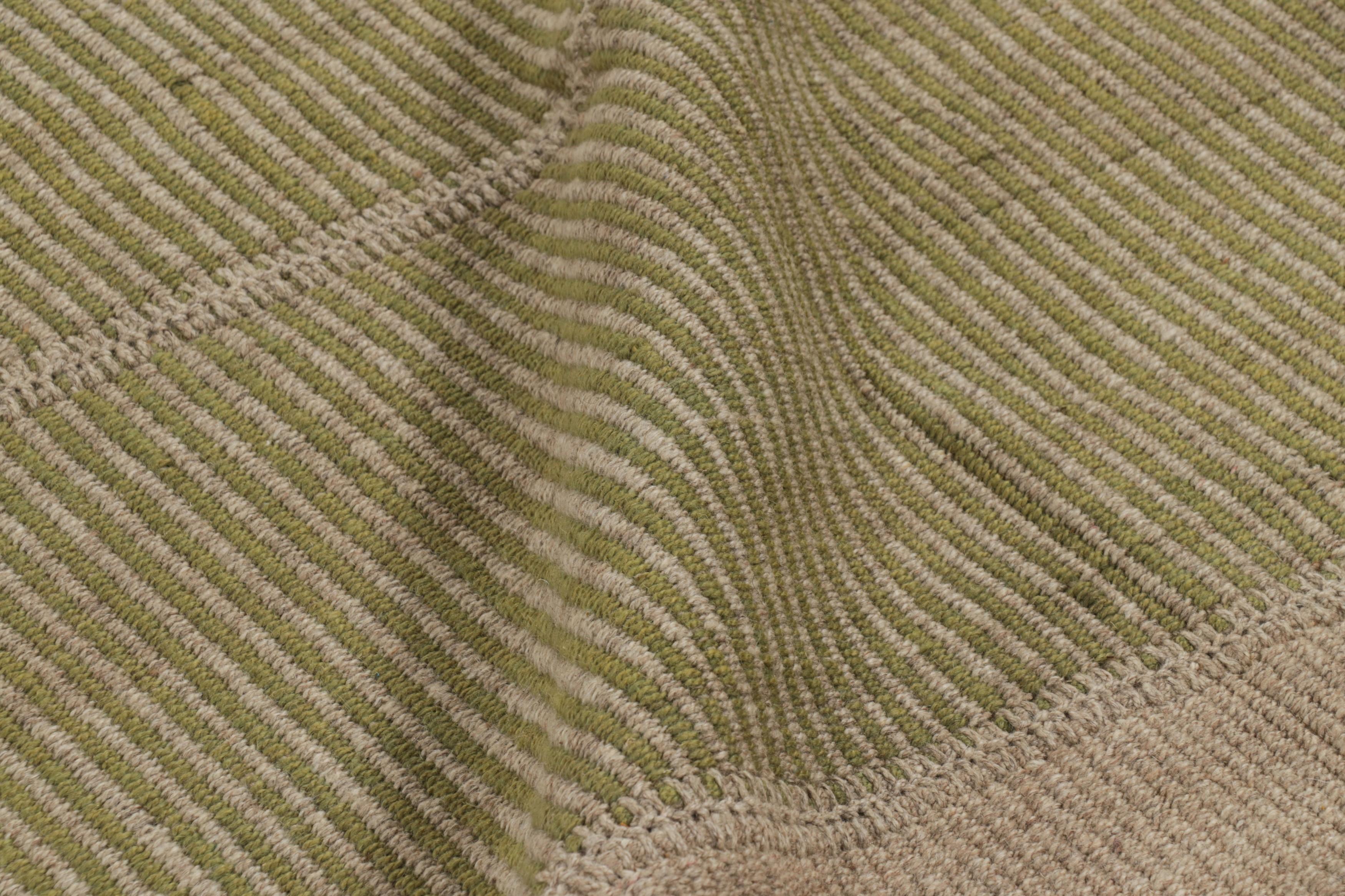 Kilim contemporáneo de Rug & Kilim con rayas beige y verdes texturadas Siglo XXI y contemporáneo en venta