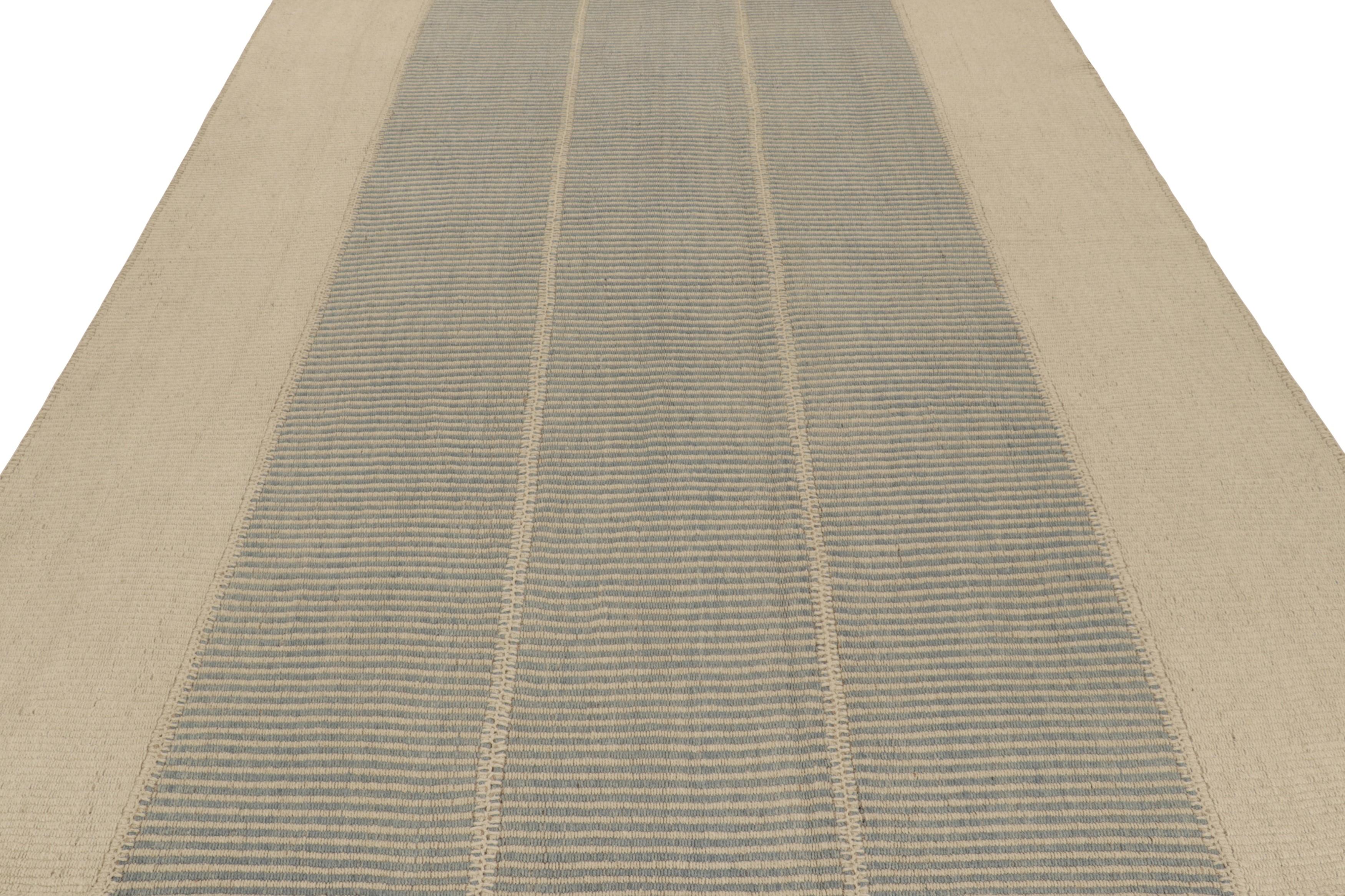 Tissé à la main Rug & Kilim's Contemporary Kilim with Textural Beige and Ice Blue Stripes (Kilim contemporain avec des rayures texturées beige et bleu glacier) en vente