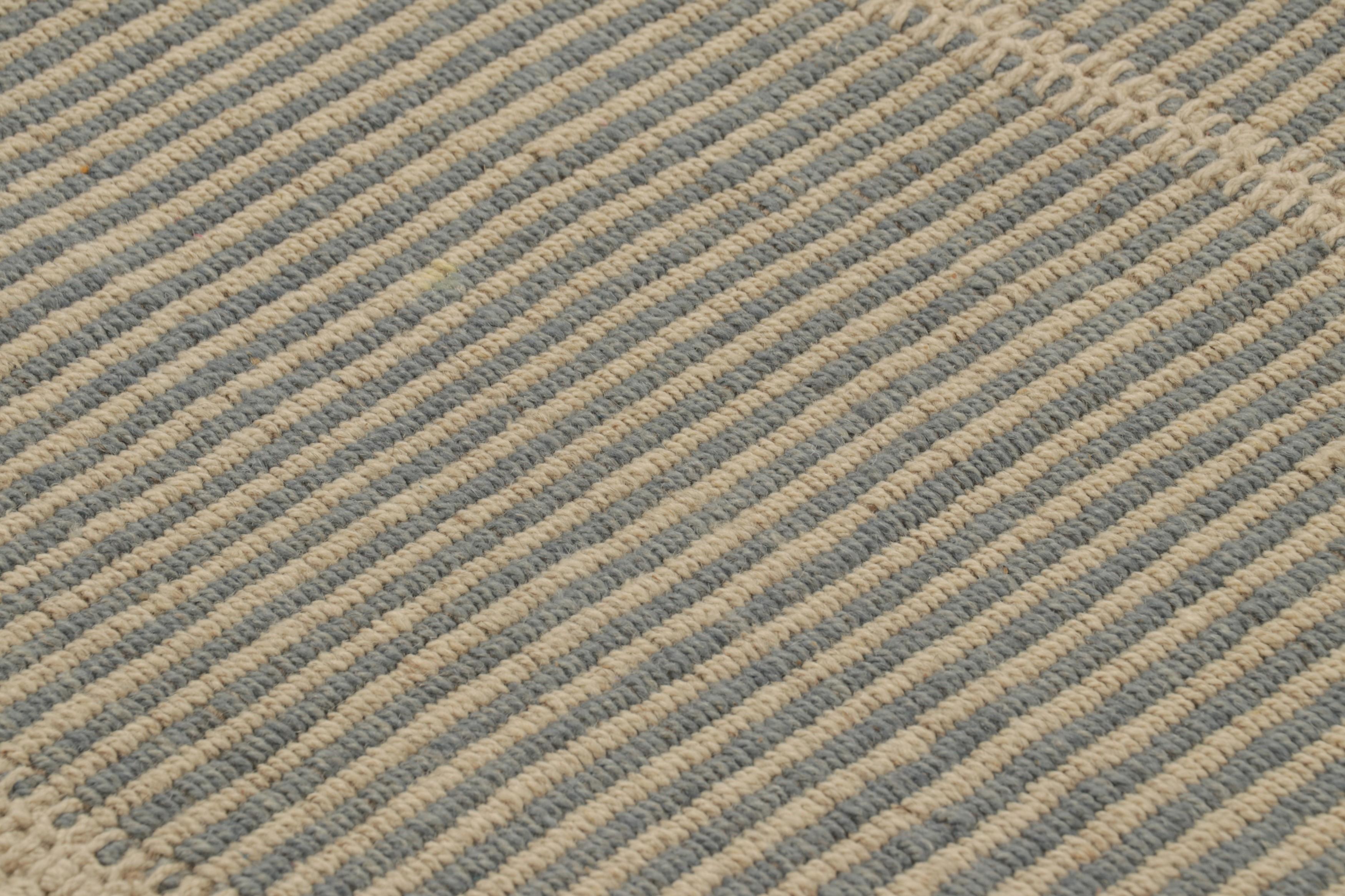XXIe siècle et contemporain Rug & Kilim's Contemporary Kilim with Textural Beige and Ice Blue Stripes (Kilim contemporain avec des rayures texturées beige et bleu glacier) en vente