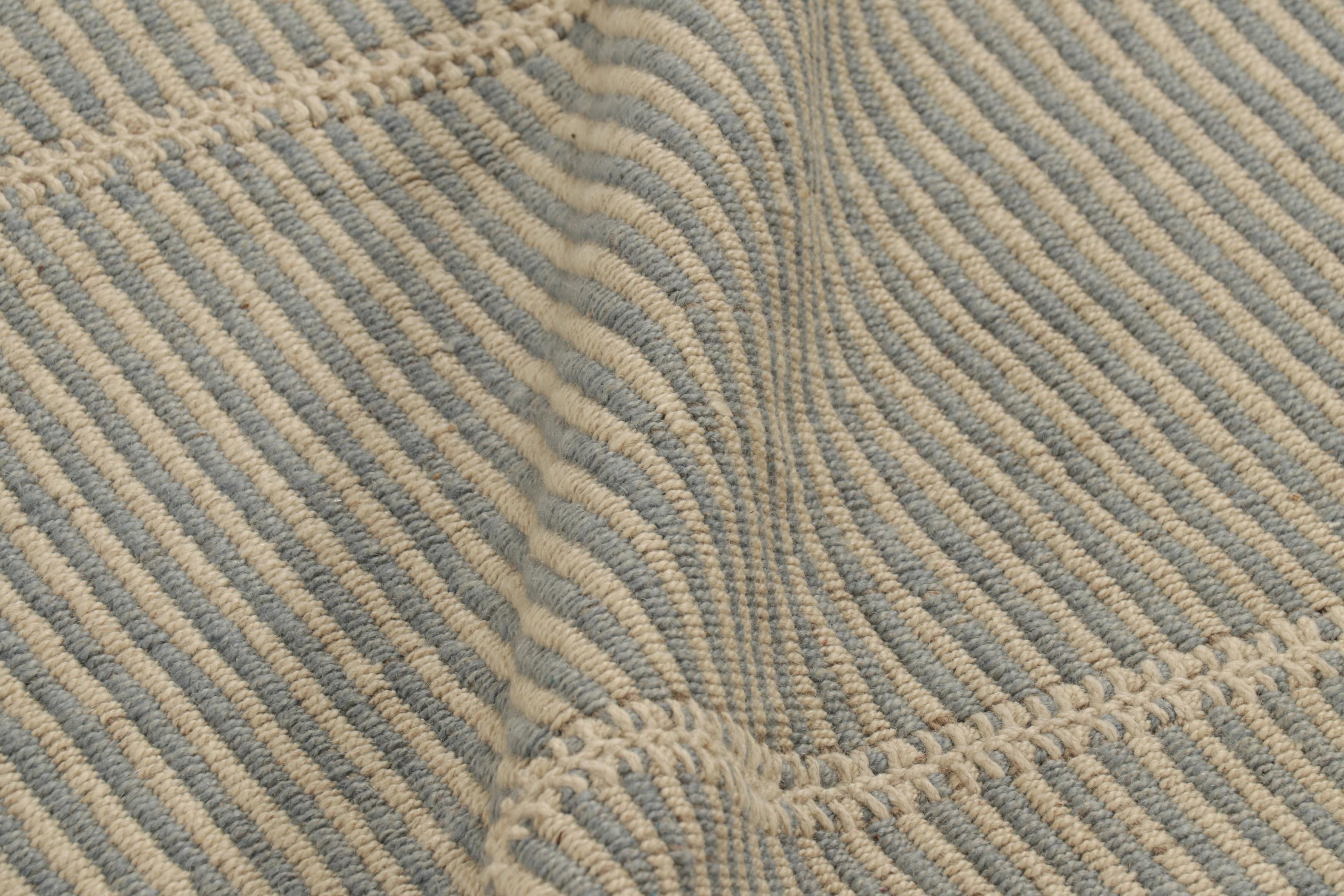 Laine Rug & Kilim's Contemporary Kilim with Textural Beige and Ice Blue Stripes (Kilim contemporain avec des rayures texturées beige et bleu glacier) en vente