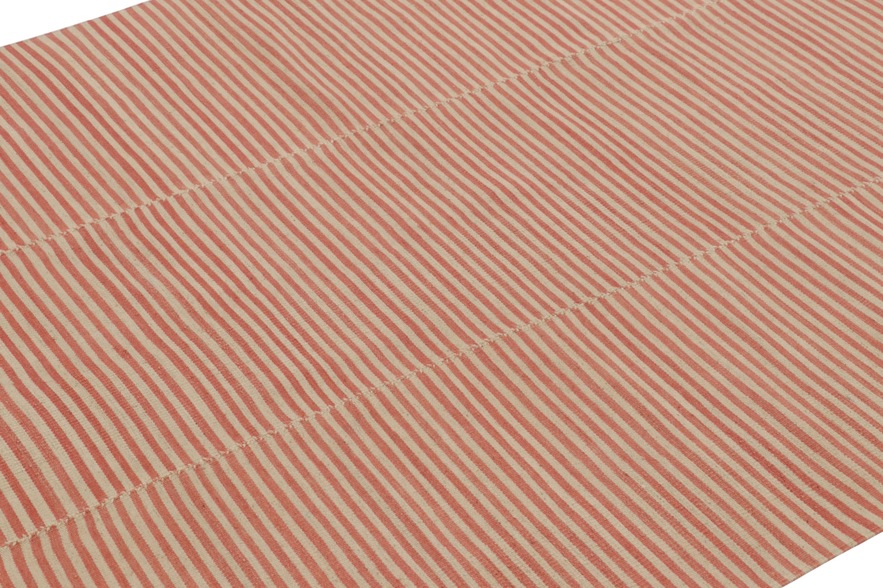 Dieser handgewebte 5 x 7 große zeitgenössische Kilim stammt aus einer aufregenden neuen Flachgewebe-Kollektion von Rug & Kilim, die nach Maß gefertigt wird.

Über das Design:

