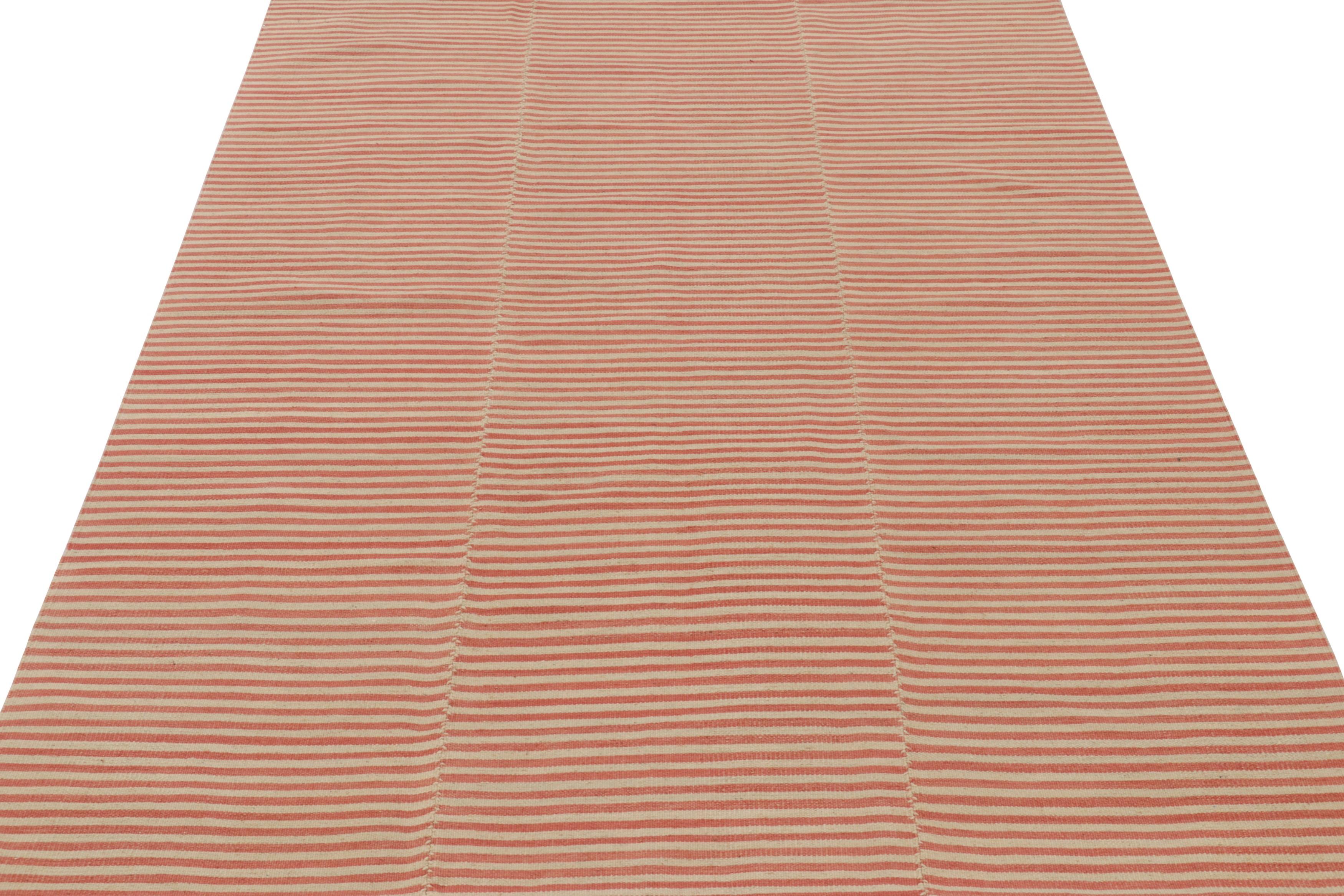 Rug & Kilim's Zeitgenössischer Kelim mit strukturierten Streifen in Beige und Orange (Handgewebt) im Angebot