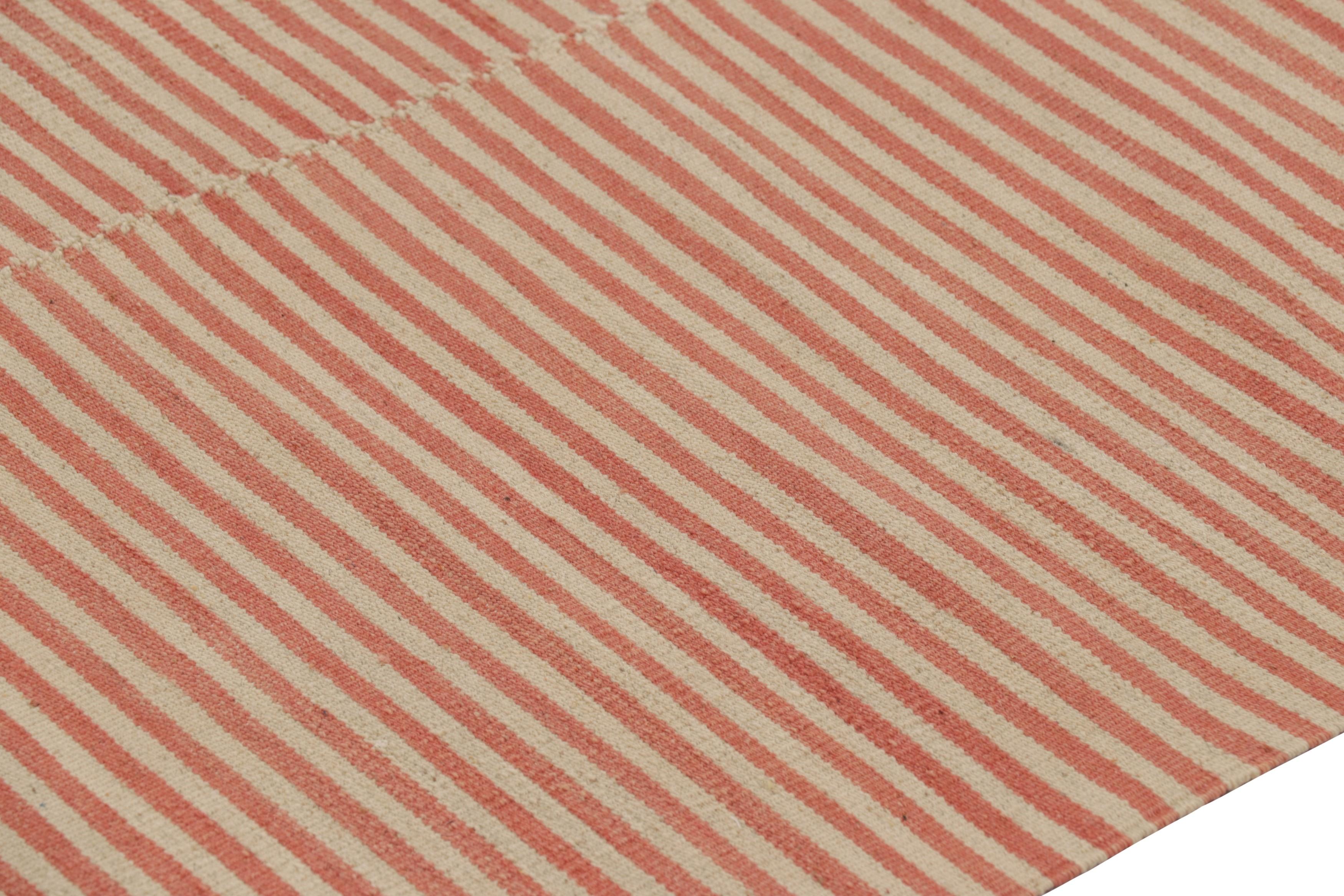 Rug & Kilim's Zeitgenössischer Kelim mit strukturierten Streifen in Beige und Orange (21. Jahrhundert und zeitgenössisch) im Angebot