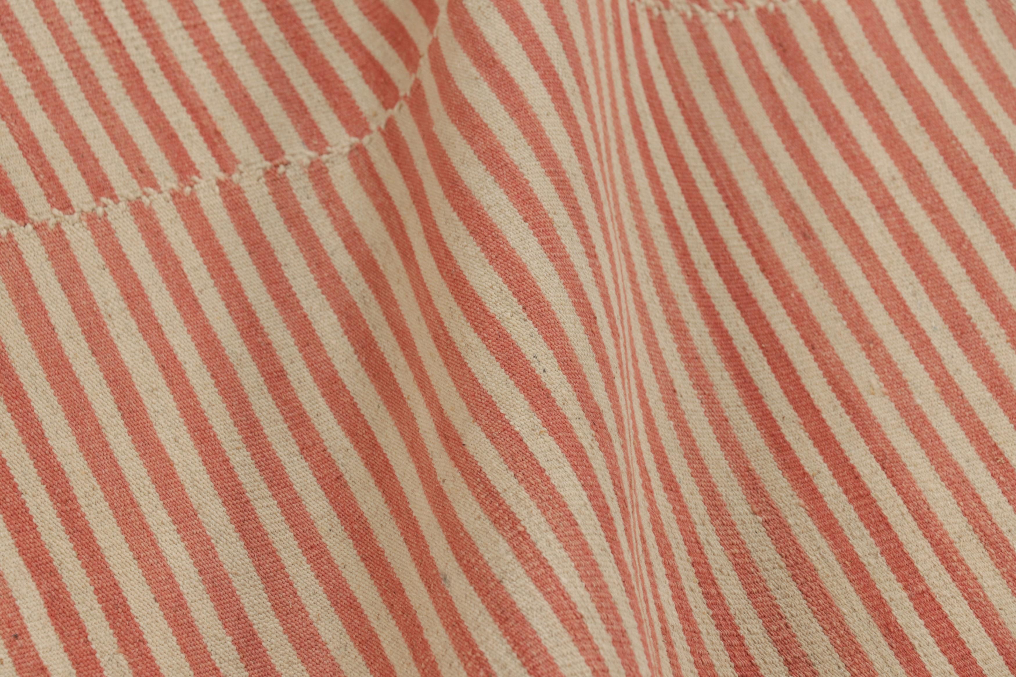 Rug & Kilim's Zeitgenössischer Kelim mit strukturierten Streifen in Beige und Orange (Wolle) im Angebot