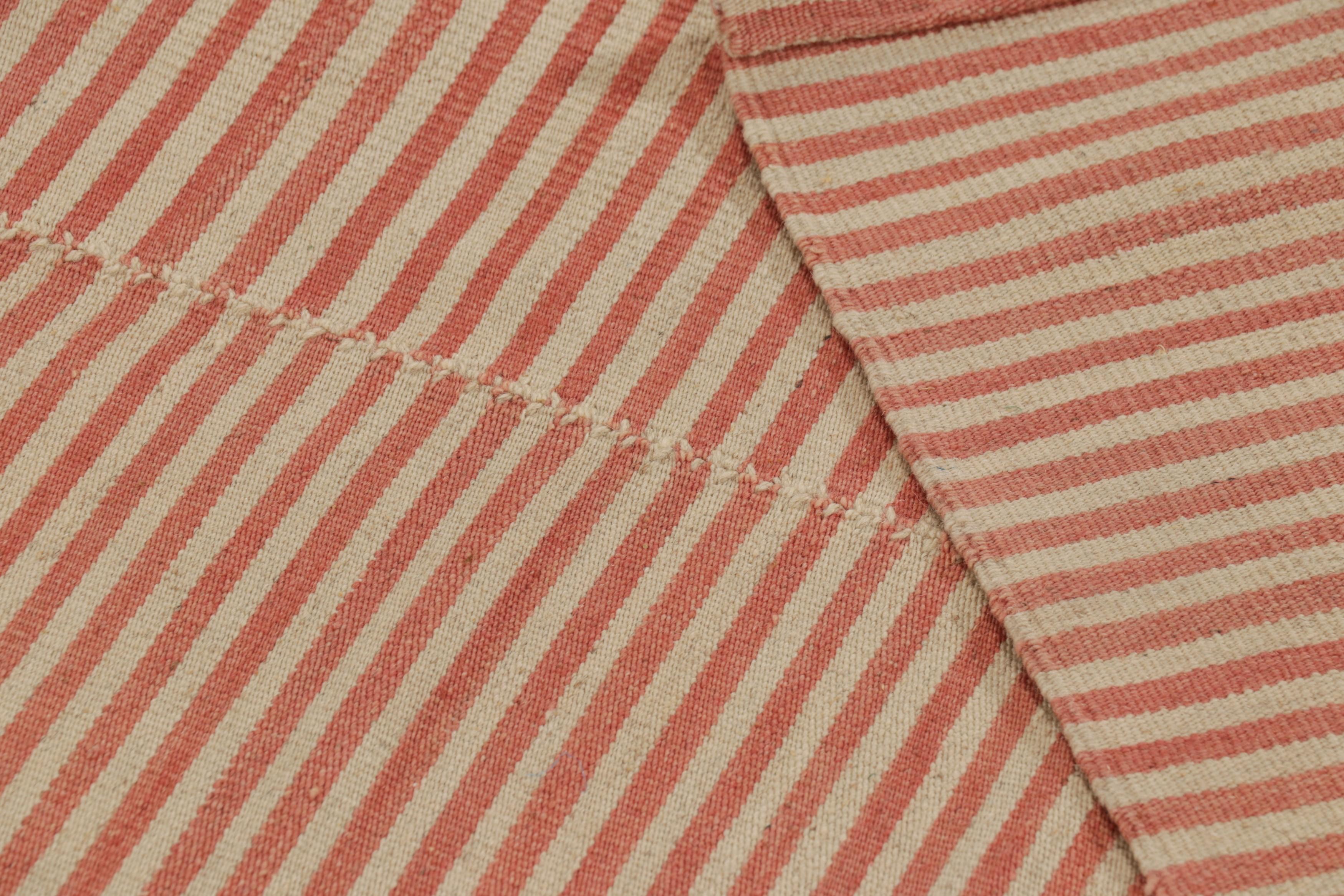 Rug & Kilim's Zeitgenössischer Kelim mit strukturierten Streifen in Beige und Orange im Angebot 1