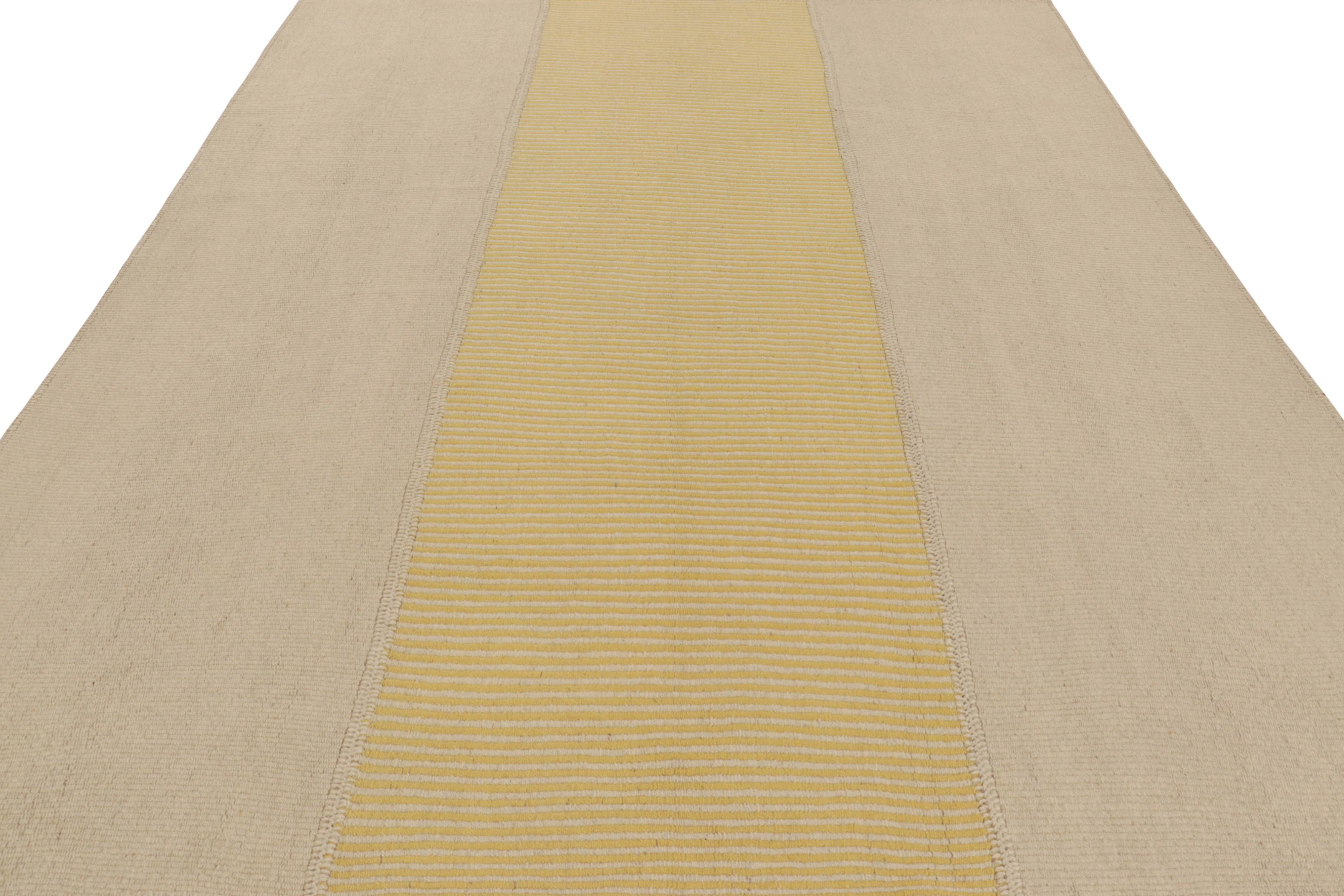 Tessuto a mano Rug & Kilim è un kilim contemporaneo a strisce beige e gialle in vendita