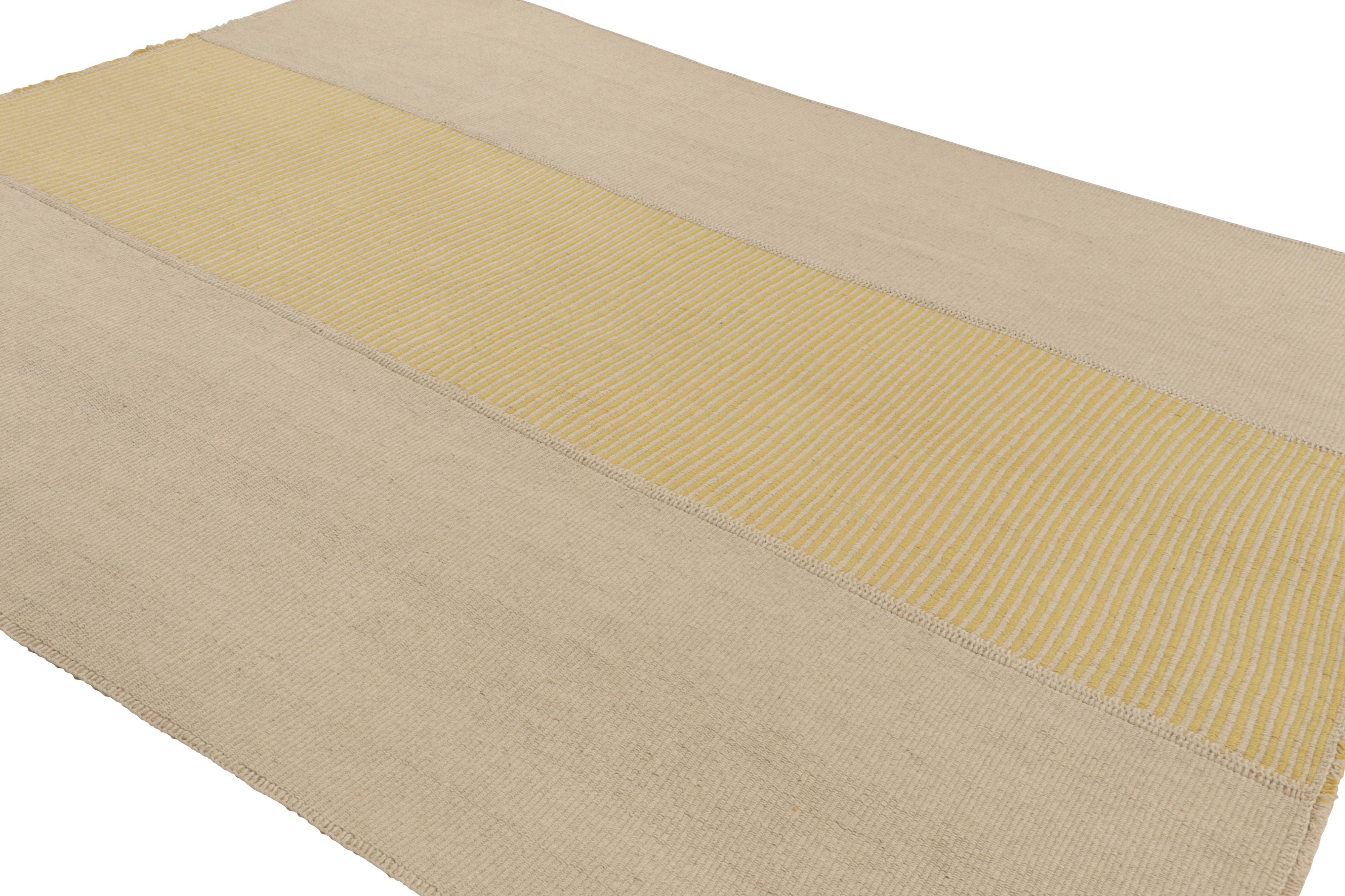 Rug & Kilim è un kilim contemporaneo a strisce beige e gialle In condizioni Nuovo in vendita a Long Island City, NY