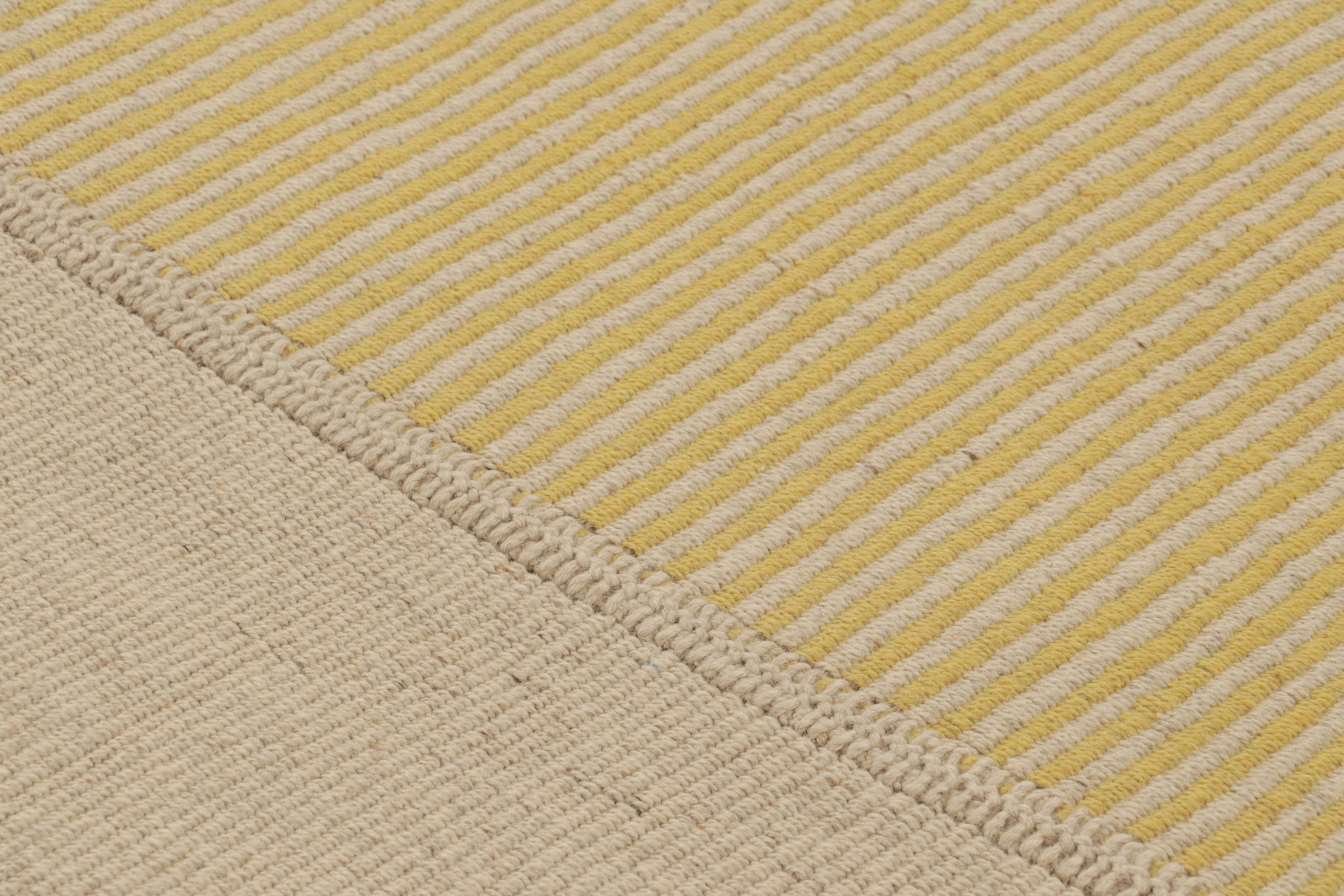 XXI secolo e contemporaneo Rug & Kilim è un kilim contemporaneo a strisce beige e gialle in vendita