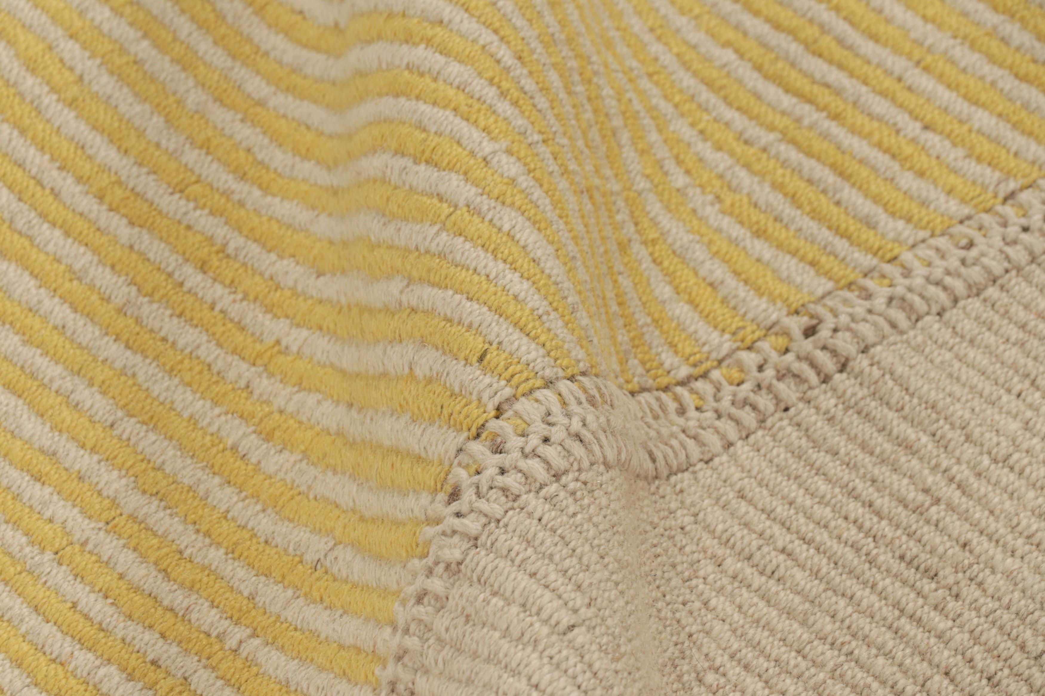 Lana Rug & Kilim è un kilim contemporaneo a strisce beige e gialle in vendita