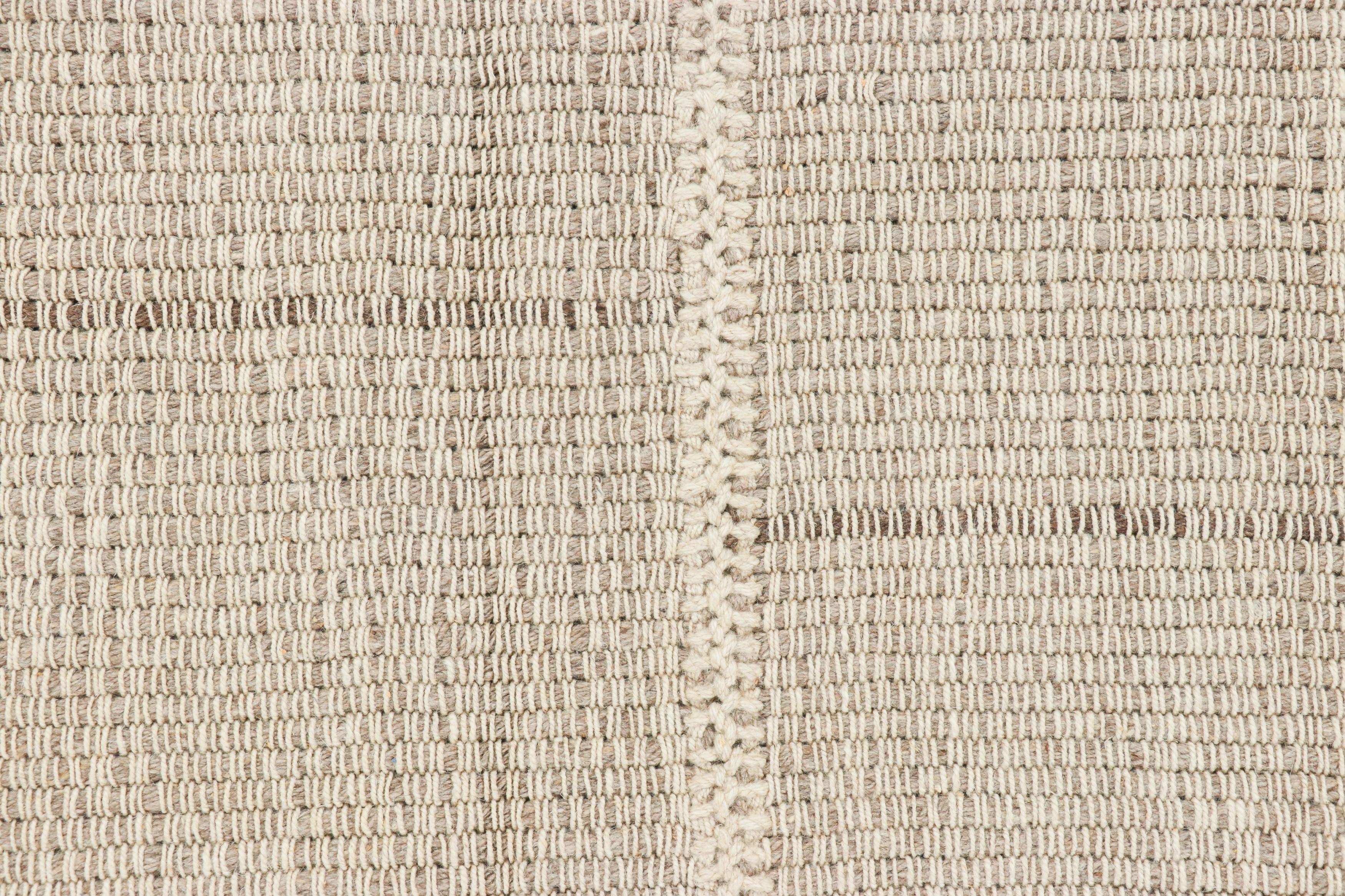 Afghano Rug & Kilim è un kilim contemporaneo a strisce beige-marrone e bianche. in vendita