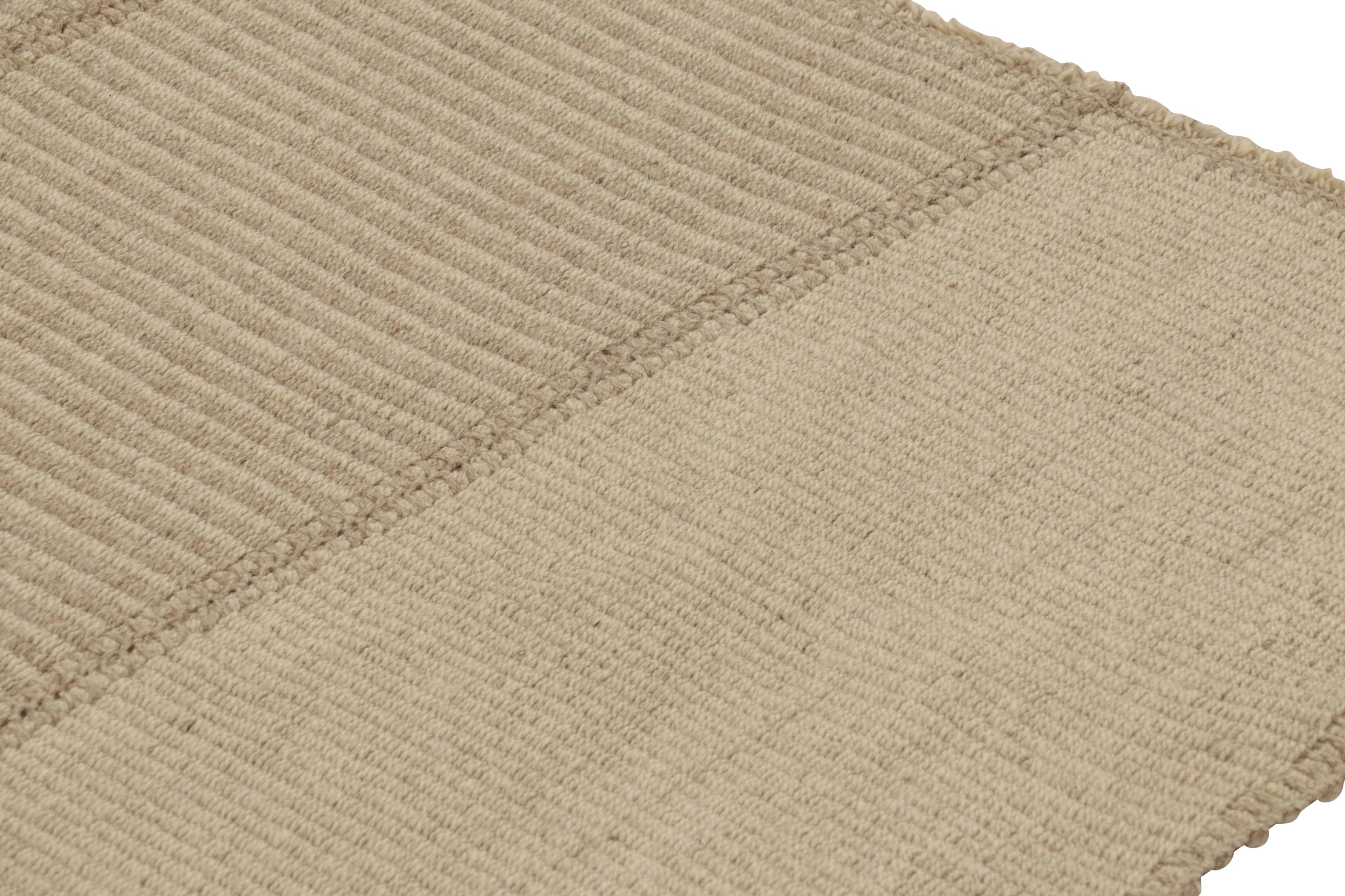 Rug & Kilim's Contemporary Kilim mit texturierten beigefarbenen Streifen (Afghanisch) im Angebot