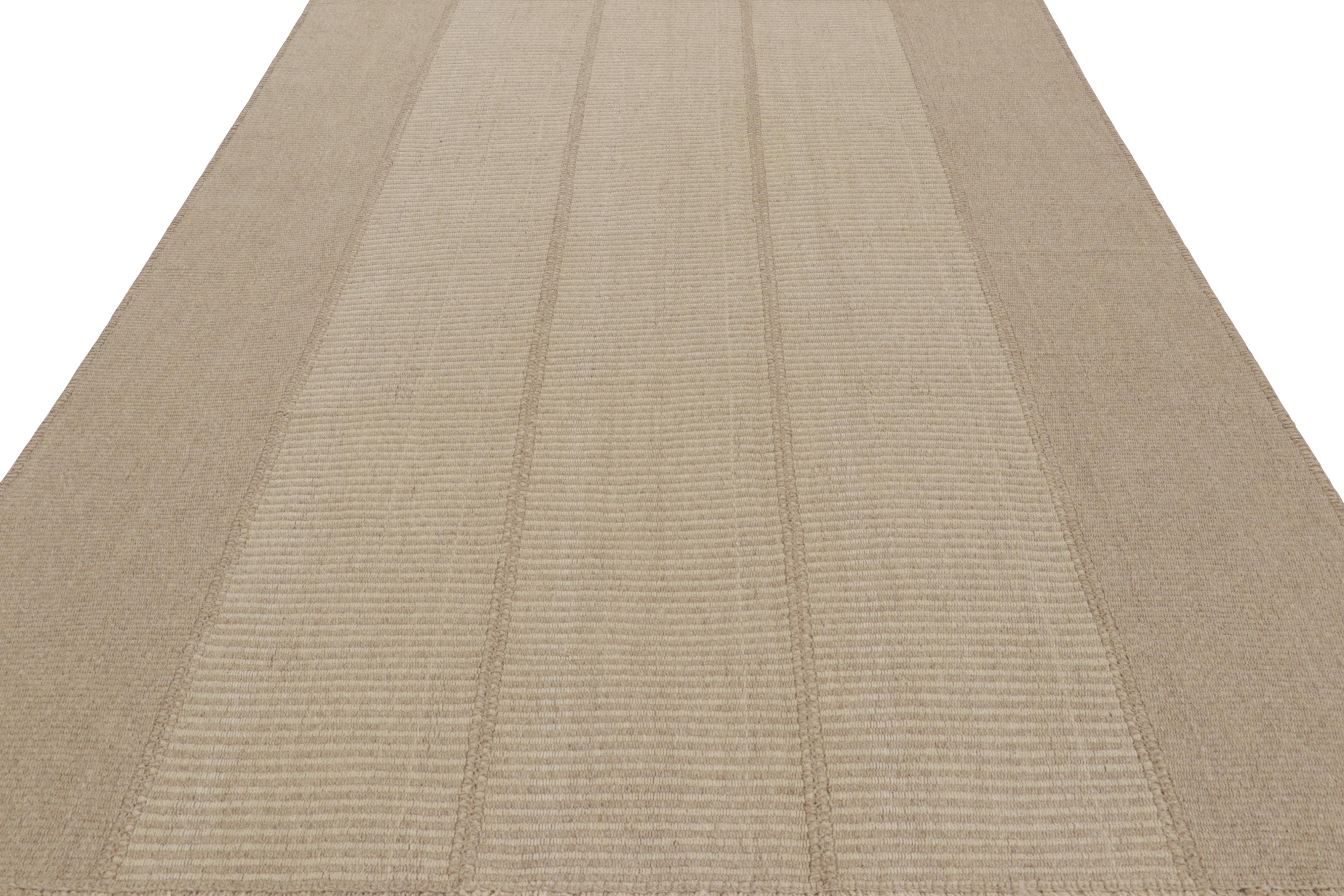 Rug & Kilim's Contemporary Kilim mit texturierten beigefarbenen Streifen (Handgewebt) im Angebot