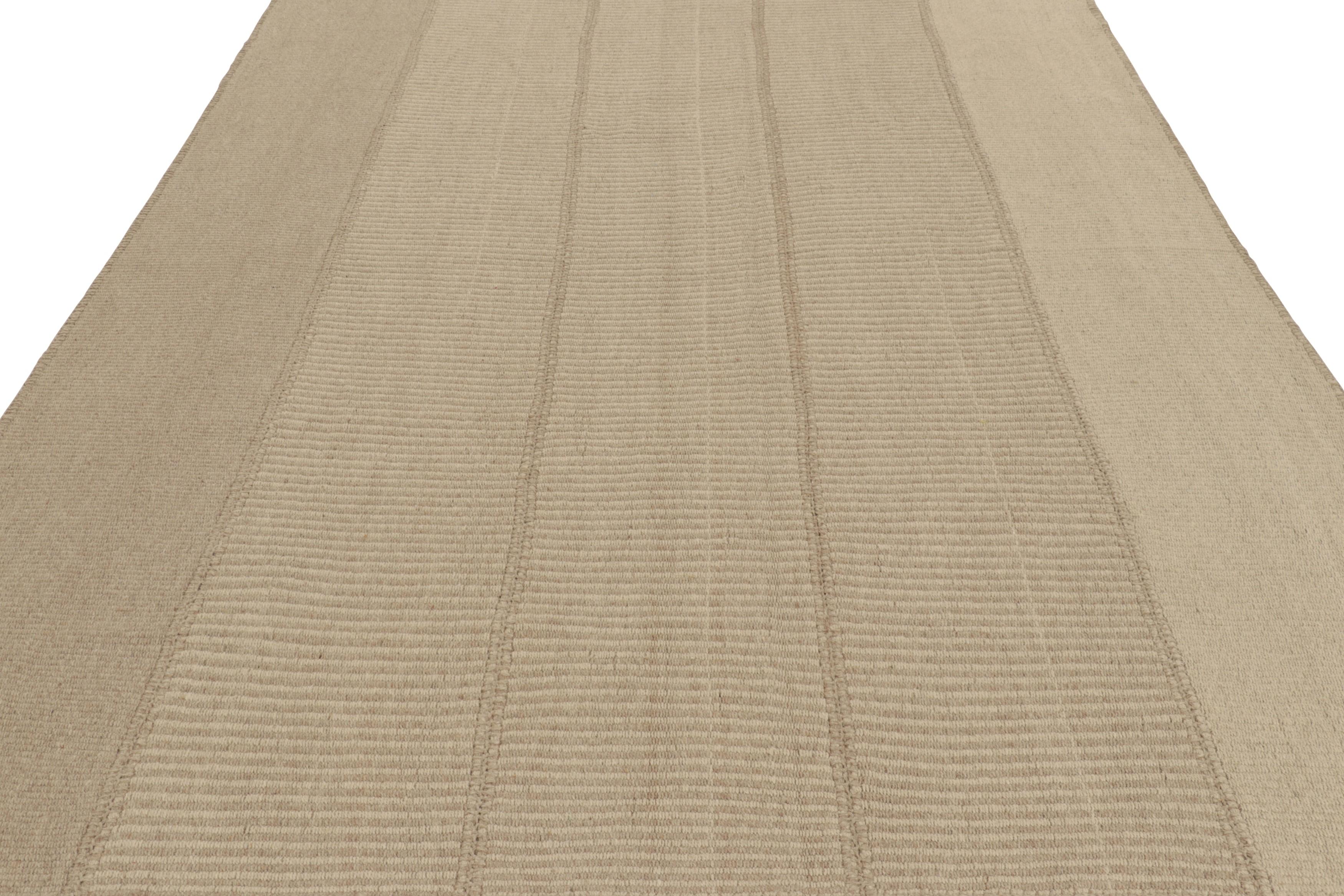 Rug & Kilim's Contemporary Kilim mit texturierten beigefarbenen Streifen (Handgewebt) im Angebot