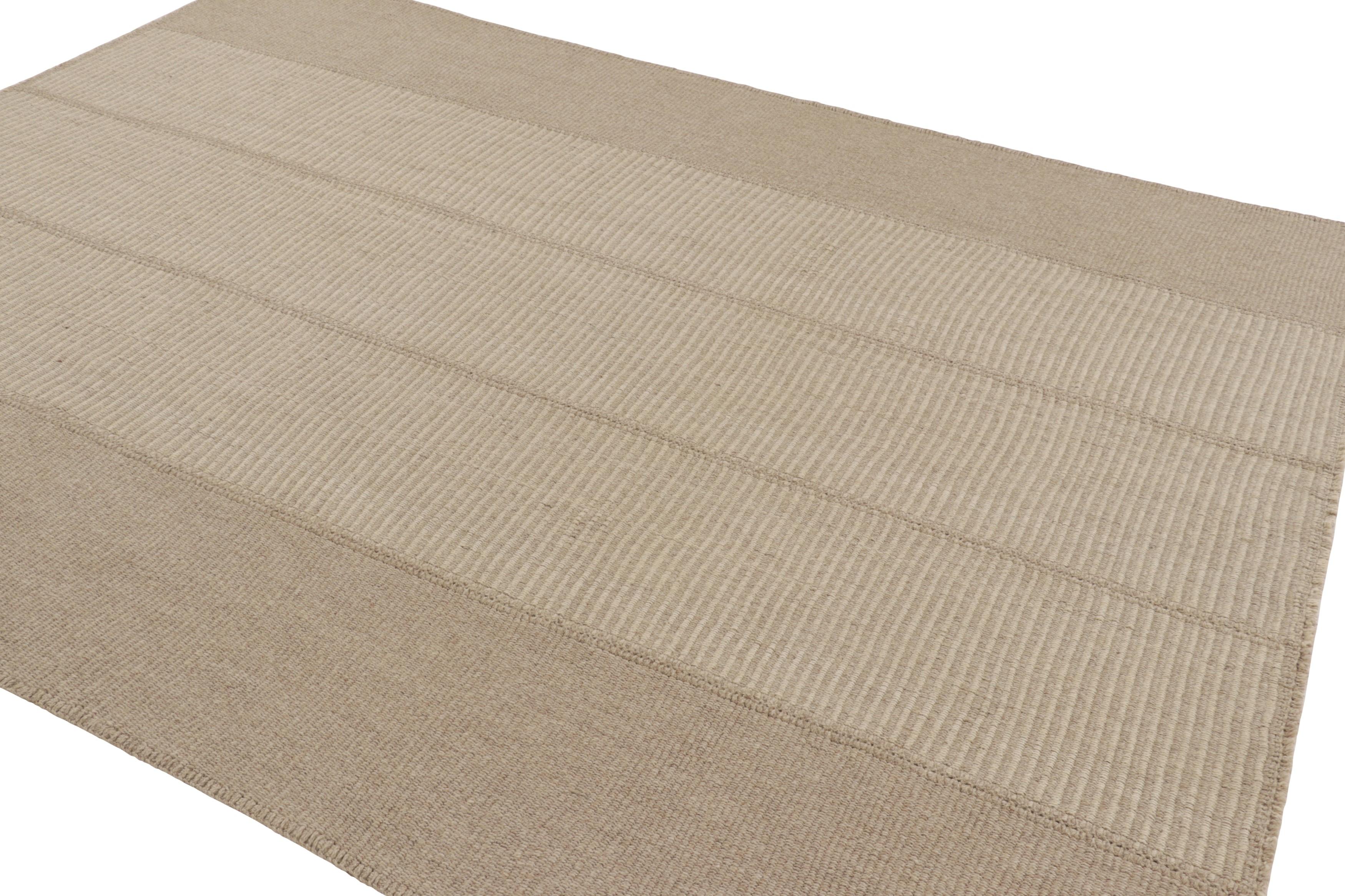 Rug & Kilim's Contemporary Kilim mit texturierten beigefarbenen Streifen im Zustand „Neu“ im Angebot in Long Island City, NY
