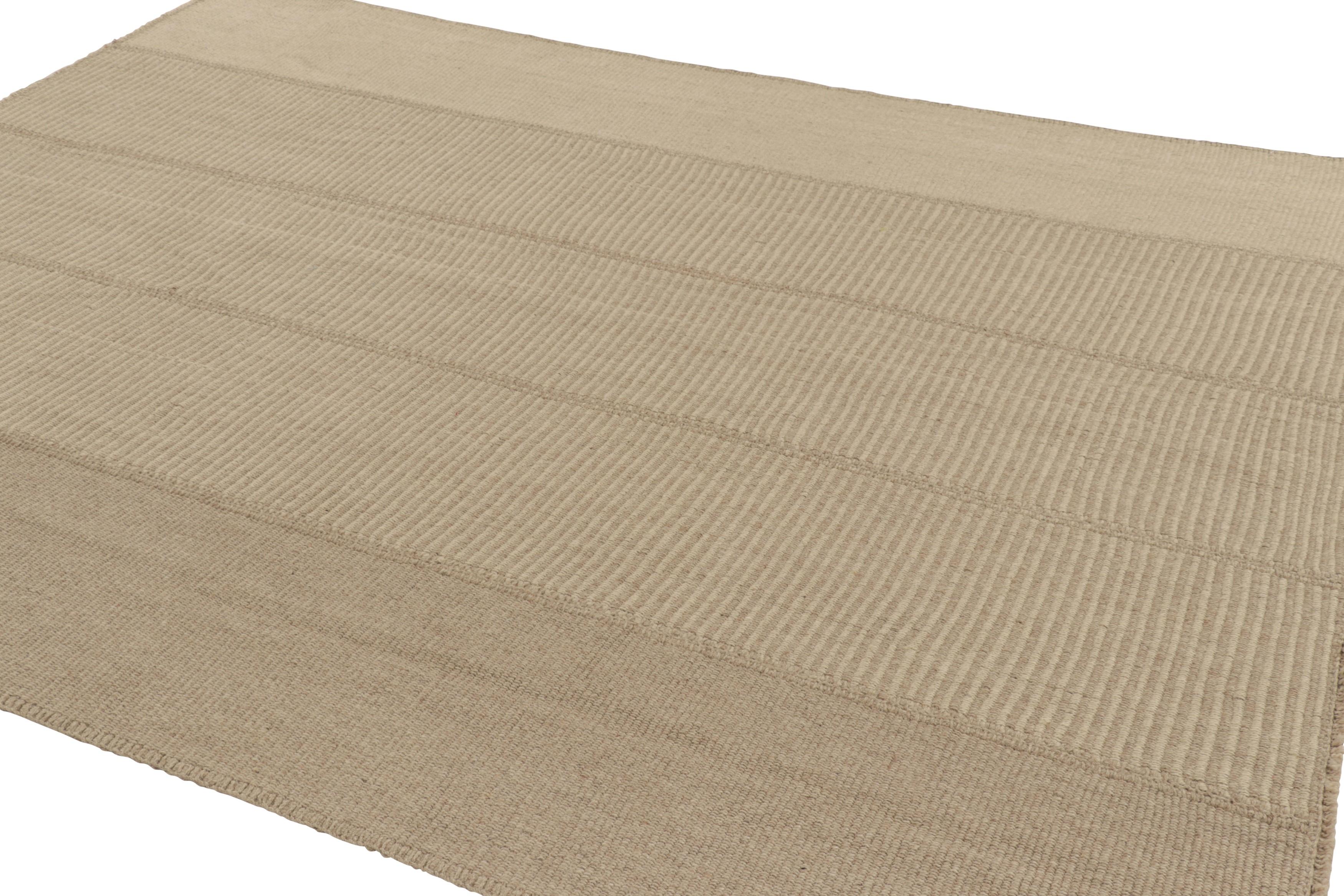 Rug & Kilim's Contemporary Kilim mit texturierten beigefarbenen Streifen im Zustand „Neu“ im Angebot in Long Island City, NY