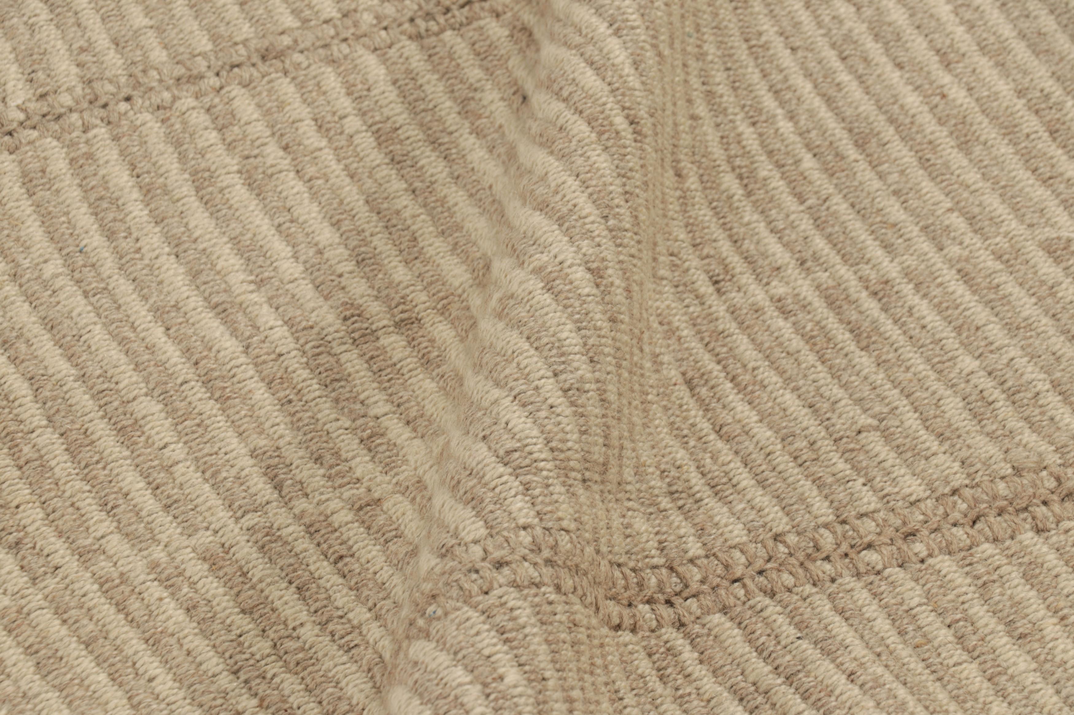 Rug & Kilim's Contemporary Kilim mit texturierten beigefarbenen Streifen (Wolle) im Angebot