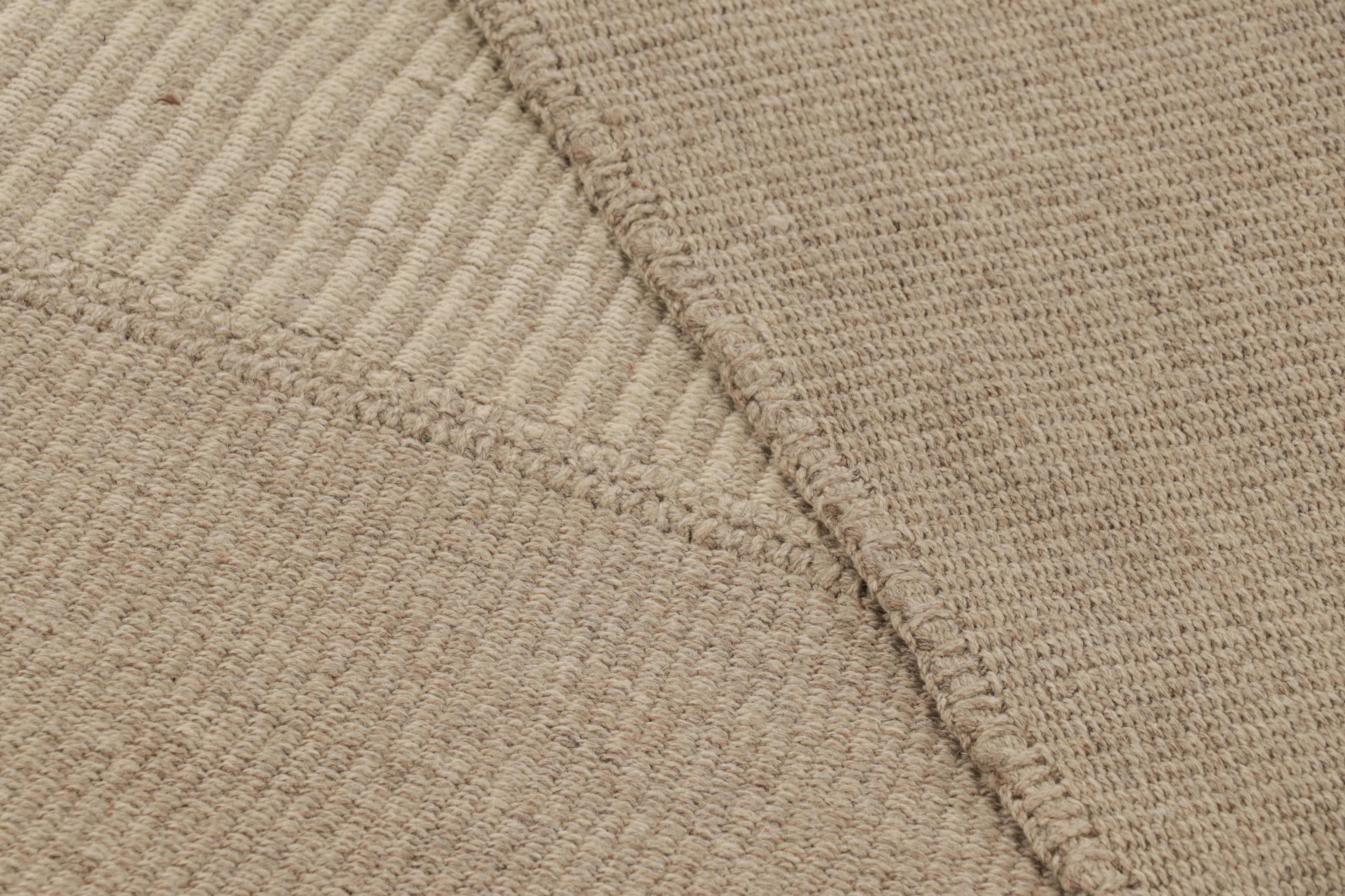 Rug & Kilim's Contemporary Kilim mit texturierten beigefarbenen Streifen im Angebot 1