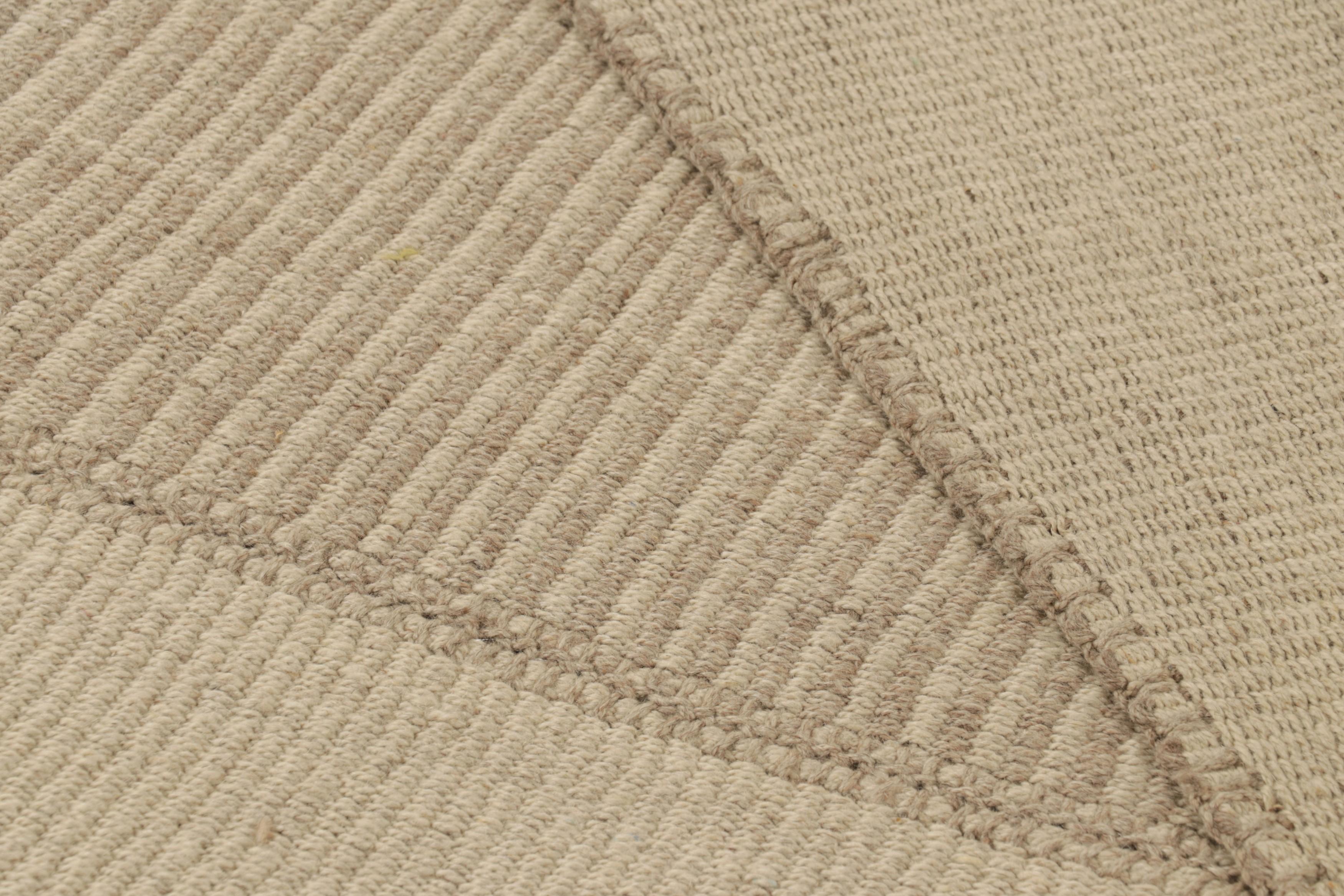 Rug & Kilim's Contemporary Kilim mit texturierten beigefarbenen Streifen im Angebot 1