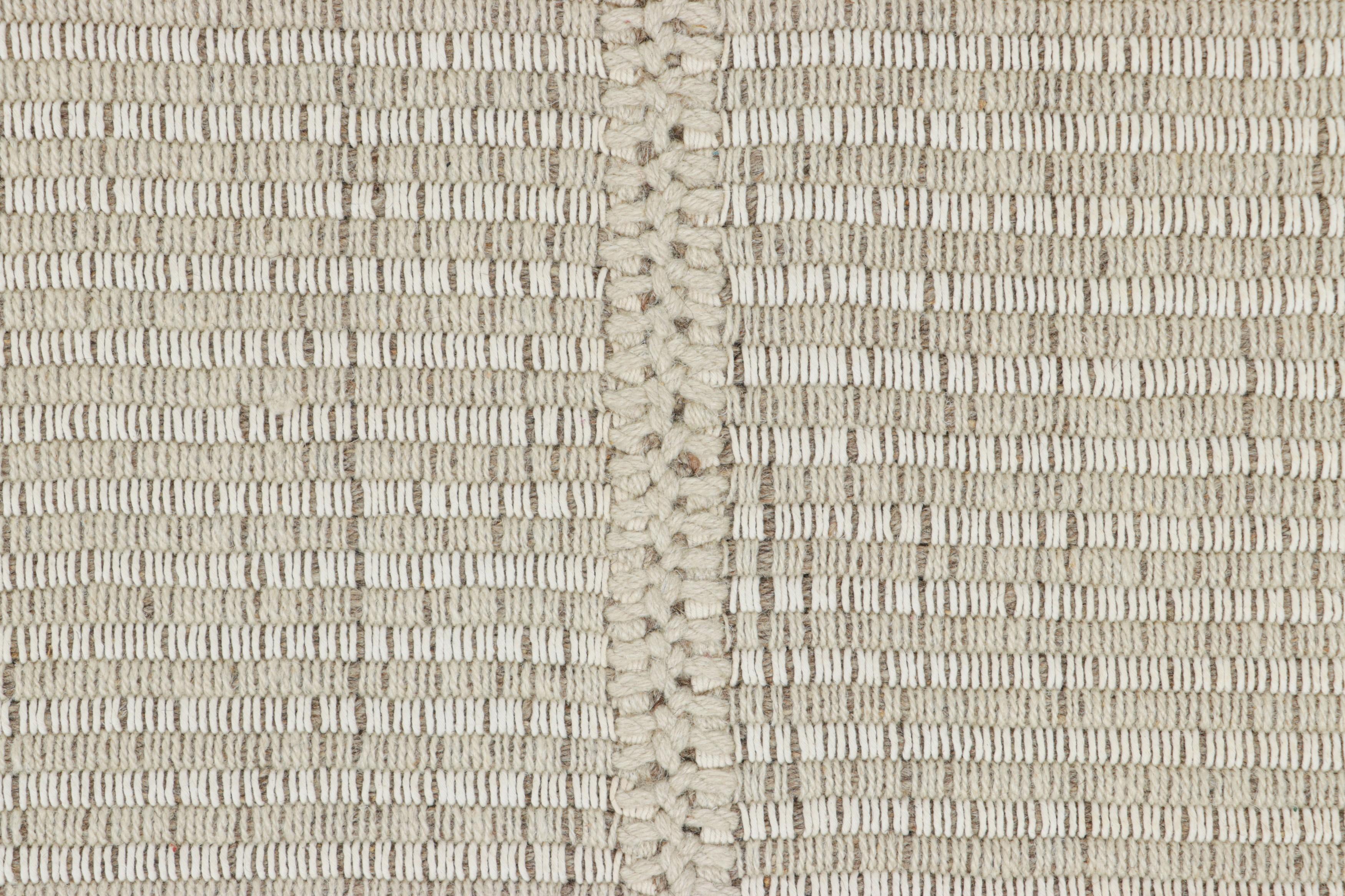 Rug & Kilim's Contemporary Kilim mit strukturierten Streifen in Beige, Taupe und Creme (Kelim) im Angebot
