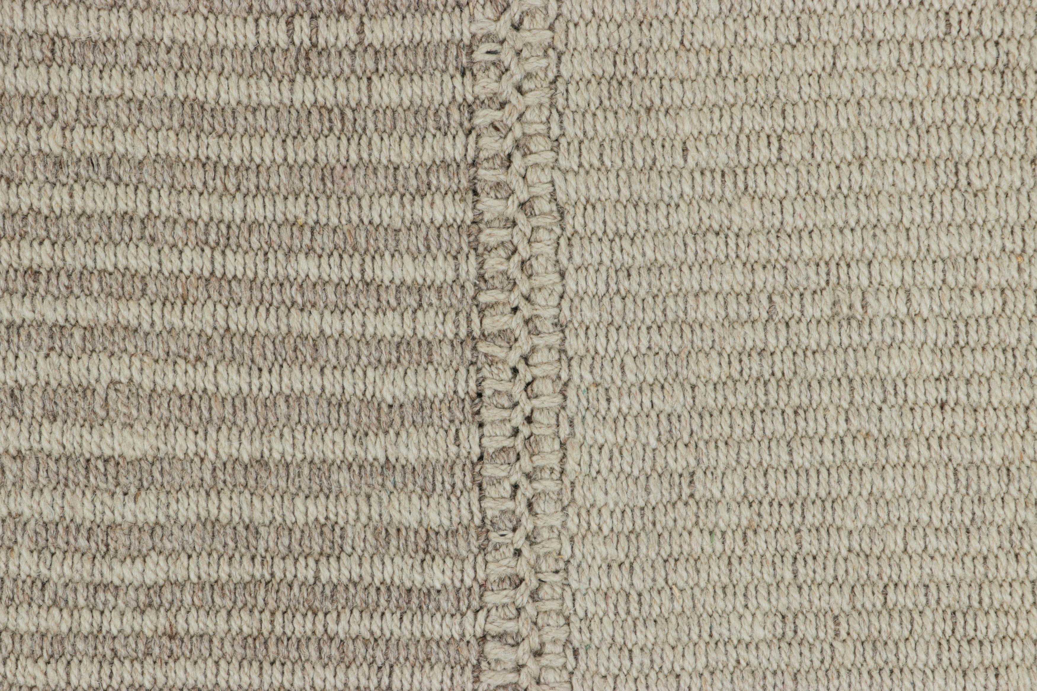 Rug & Kilim's Contemporary Kilim mit strukturierten Streifen in Beige, Taupe und Creme (Kelim) im Angebot