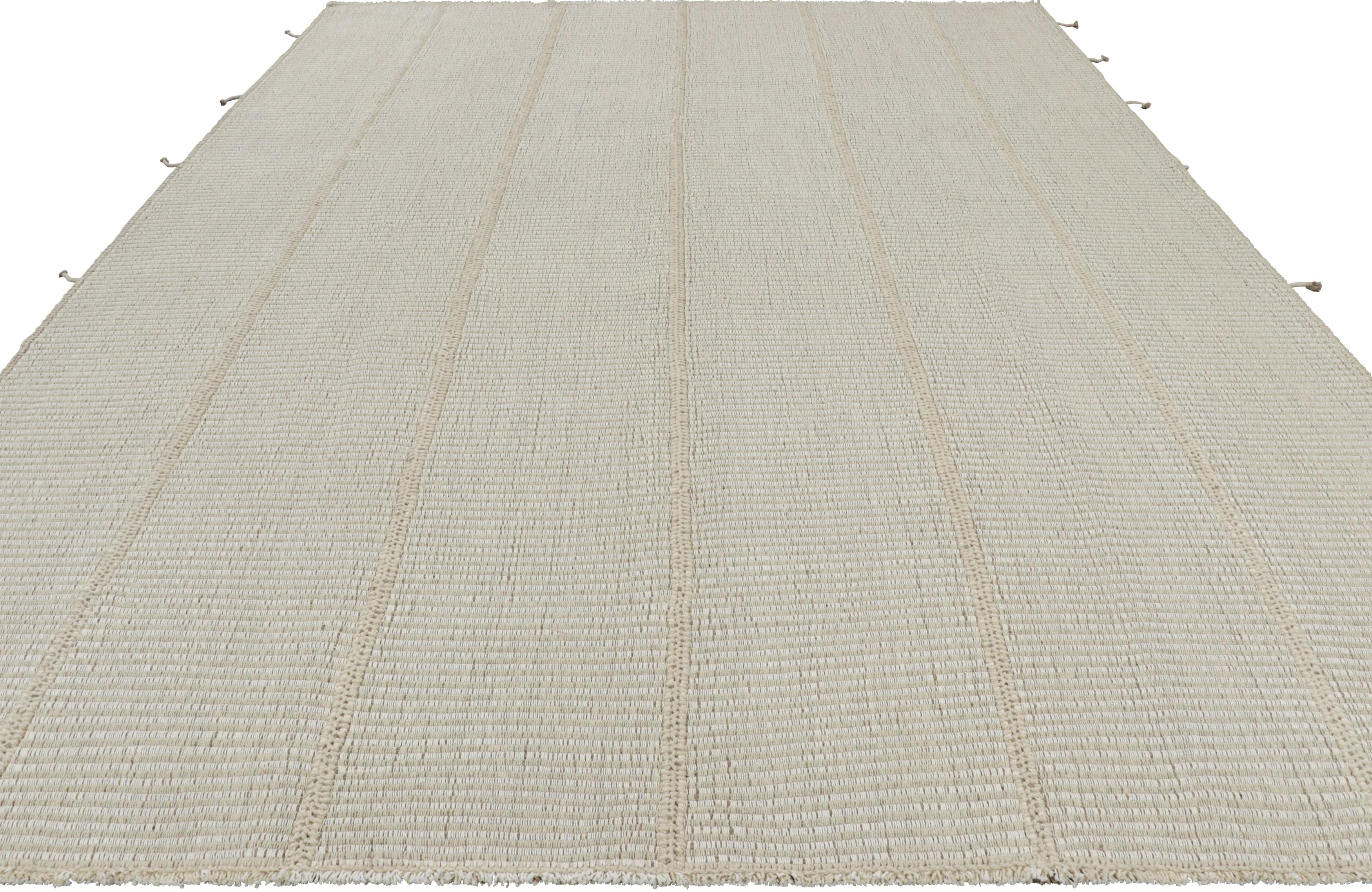 Rug & Kilim's Contemporary Kilim mit strukturierten Streifen in Beige, Taupe und Creme (Handgewebt) im Angebot