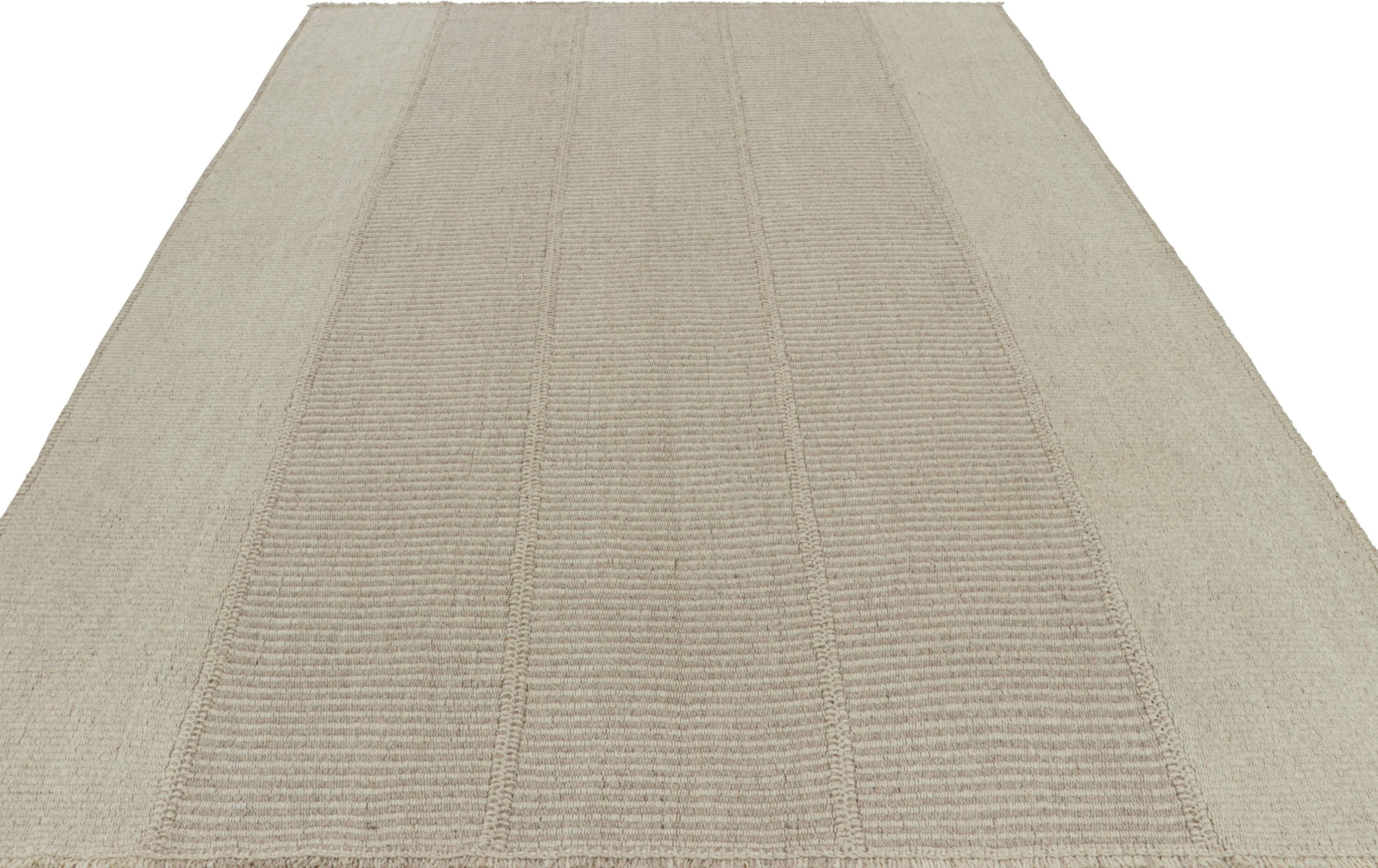 Rug & Kilim's Contemporary Kilim mit strukturierten Streifen in Beige, Taupe und Creme (Handgewebt) im Angebot