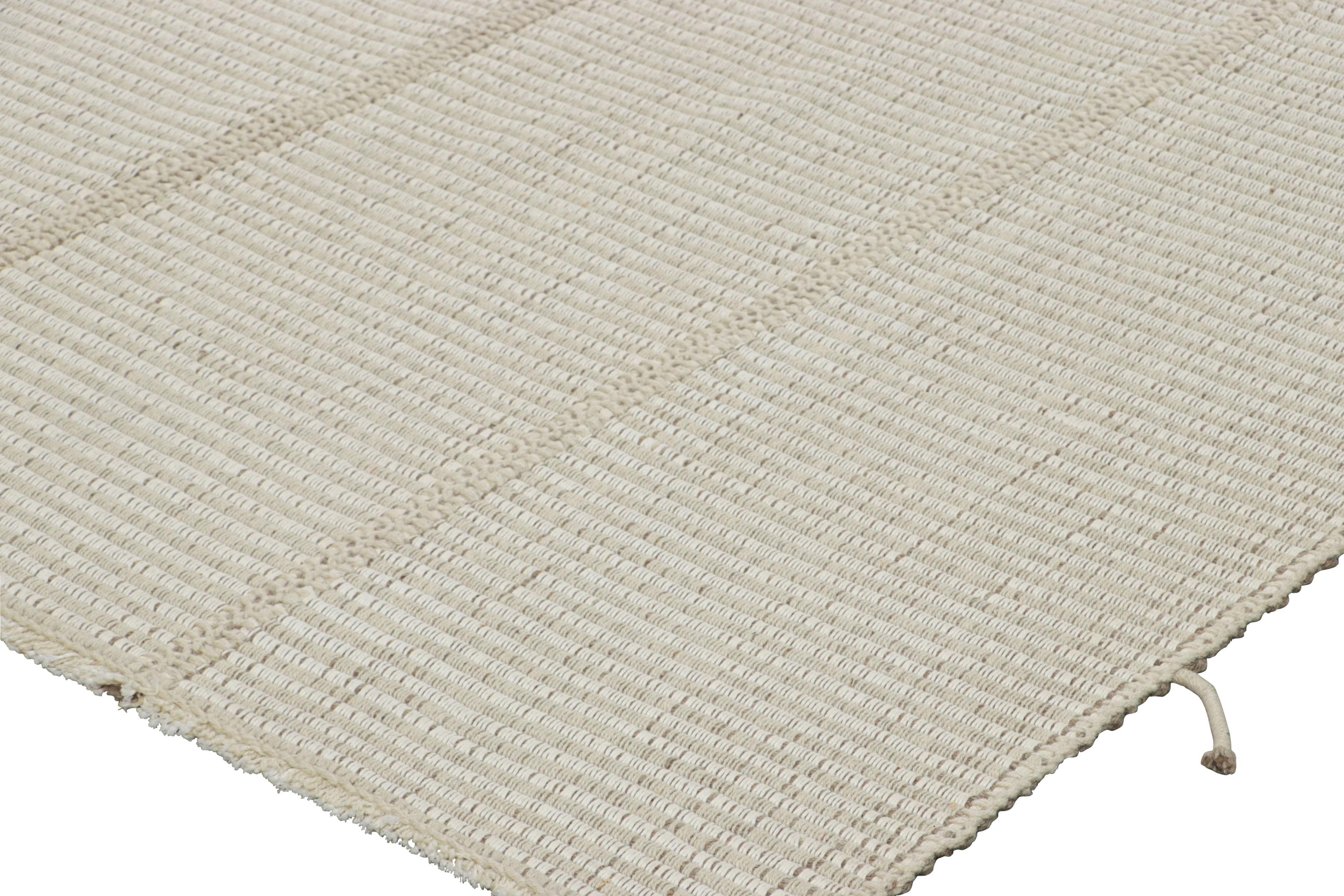 Rug & Kilim's Contemporary Kilim mit strukturierten Streifen in Beige, Taupe und Creme im Zustand „Neu“ im Angebot in Long Island City, NY