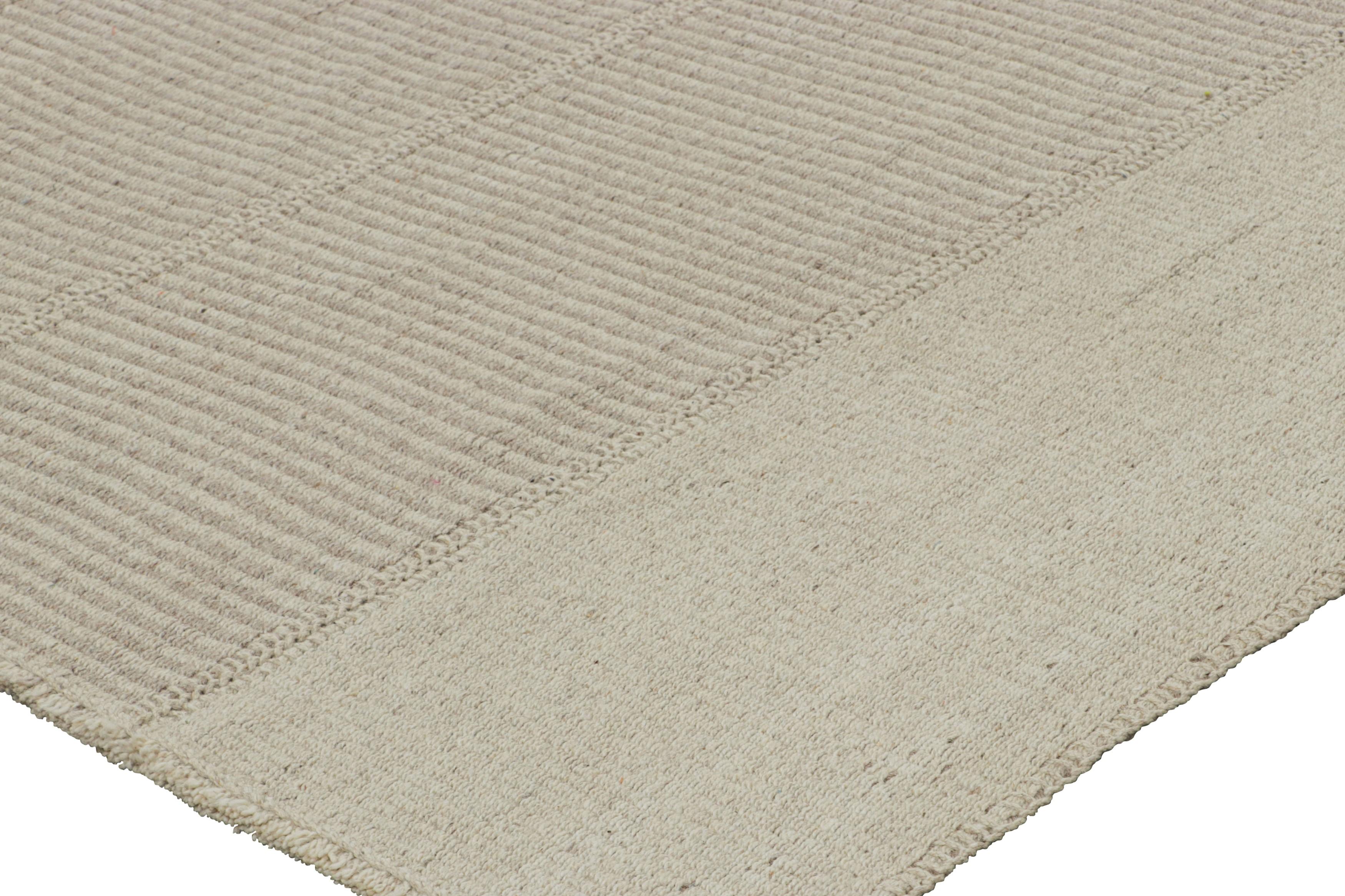 Rug & Kilim's Contemporary Kilim mit strukturierten Streifen in Beige, Taupe und Creme im Zustand „Neu“ im Angebot in Long Island City, NY