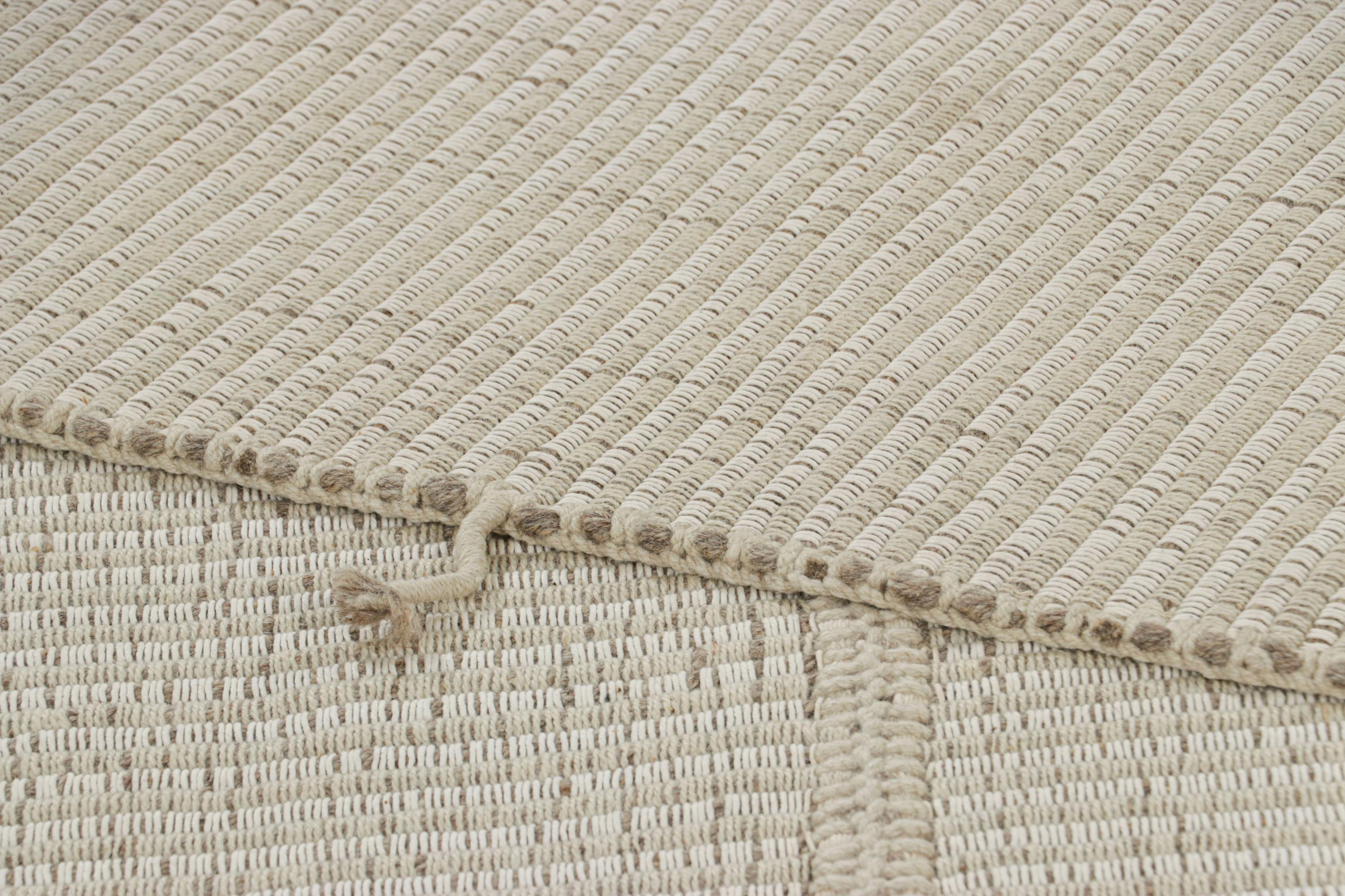 Rug & Kilim's Contemporary Kilim mit strukturierten Streifen in Beige, Taupe und Creme (21. Jahrhundert und zeitgenössisch) im Angebot