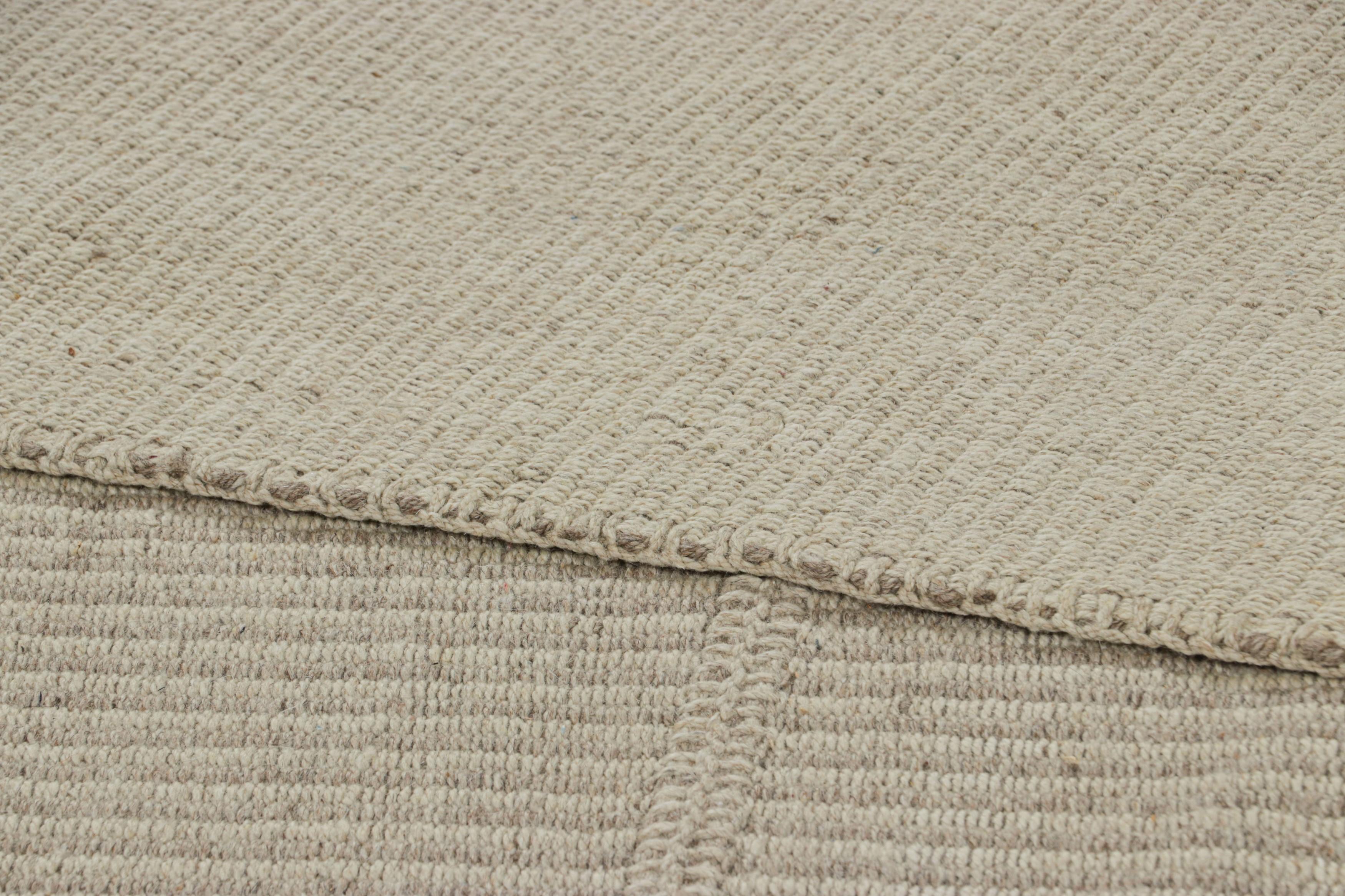 Rug & Kilim's Contemporary Kilim mit strukturierten Streifen in Beige, Taupe und Creme (21. Jahrhundert und zeitgenössisch) im Angebot