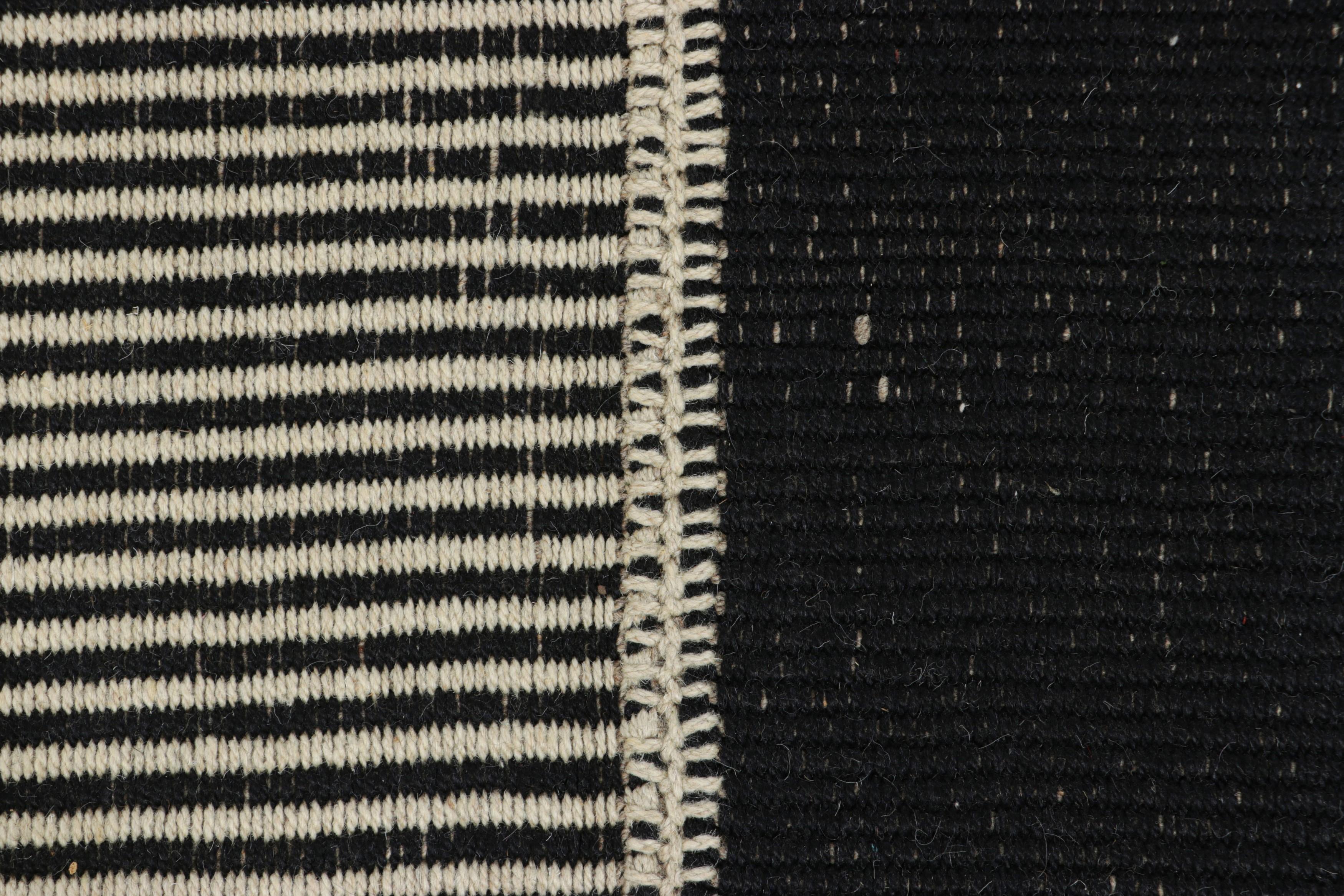 Afghano Rug & Kilim è un kilim contemporaneo a strisce nere e bianche color crema. in vendita