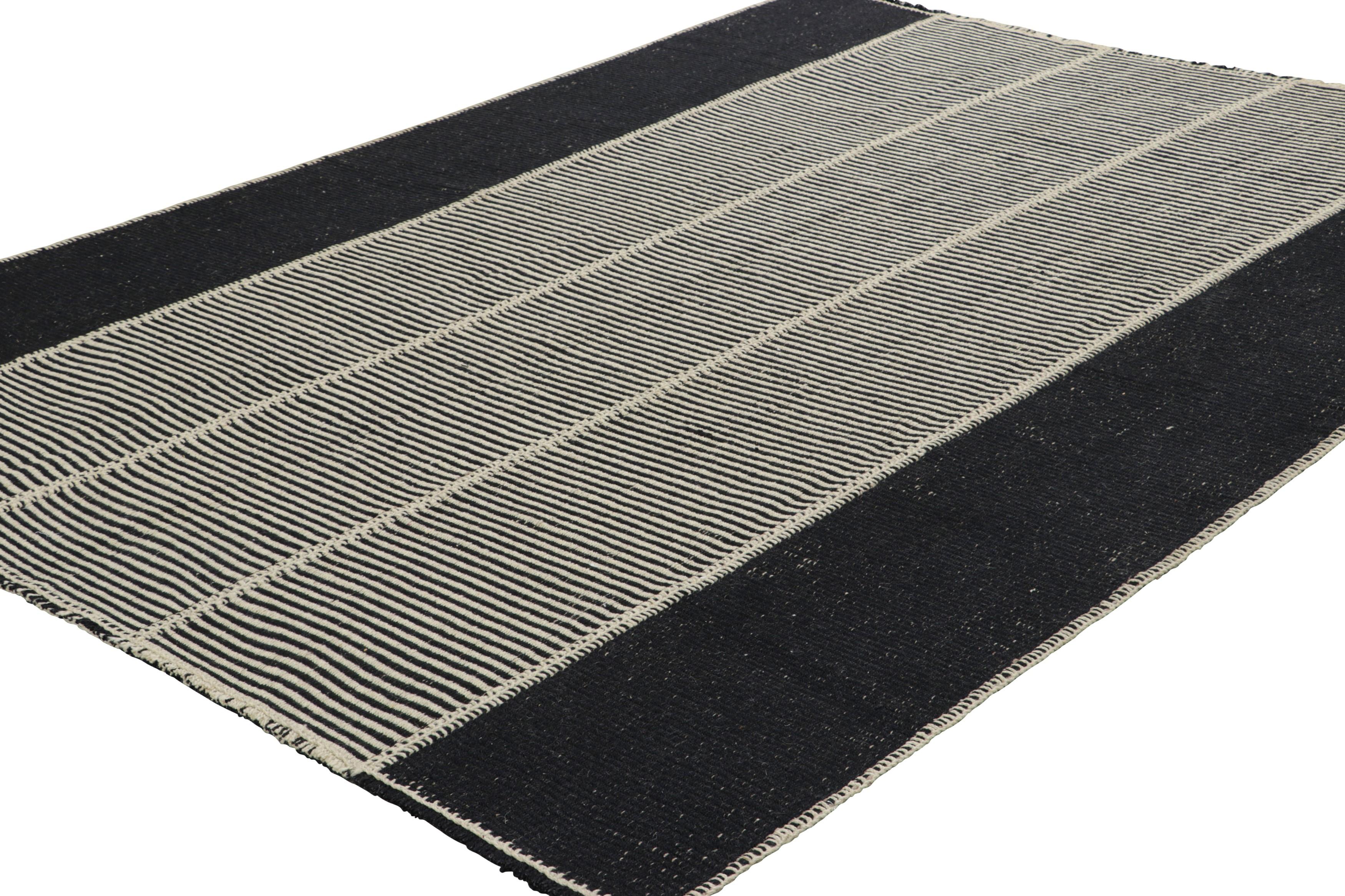 Tessuto a mano Rug & Kilim è un kilim contemporaneo a strisce nere e bianche color crema. in vendita